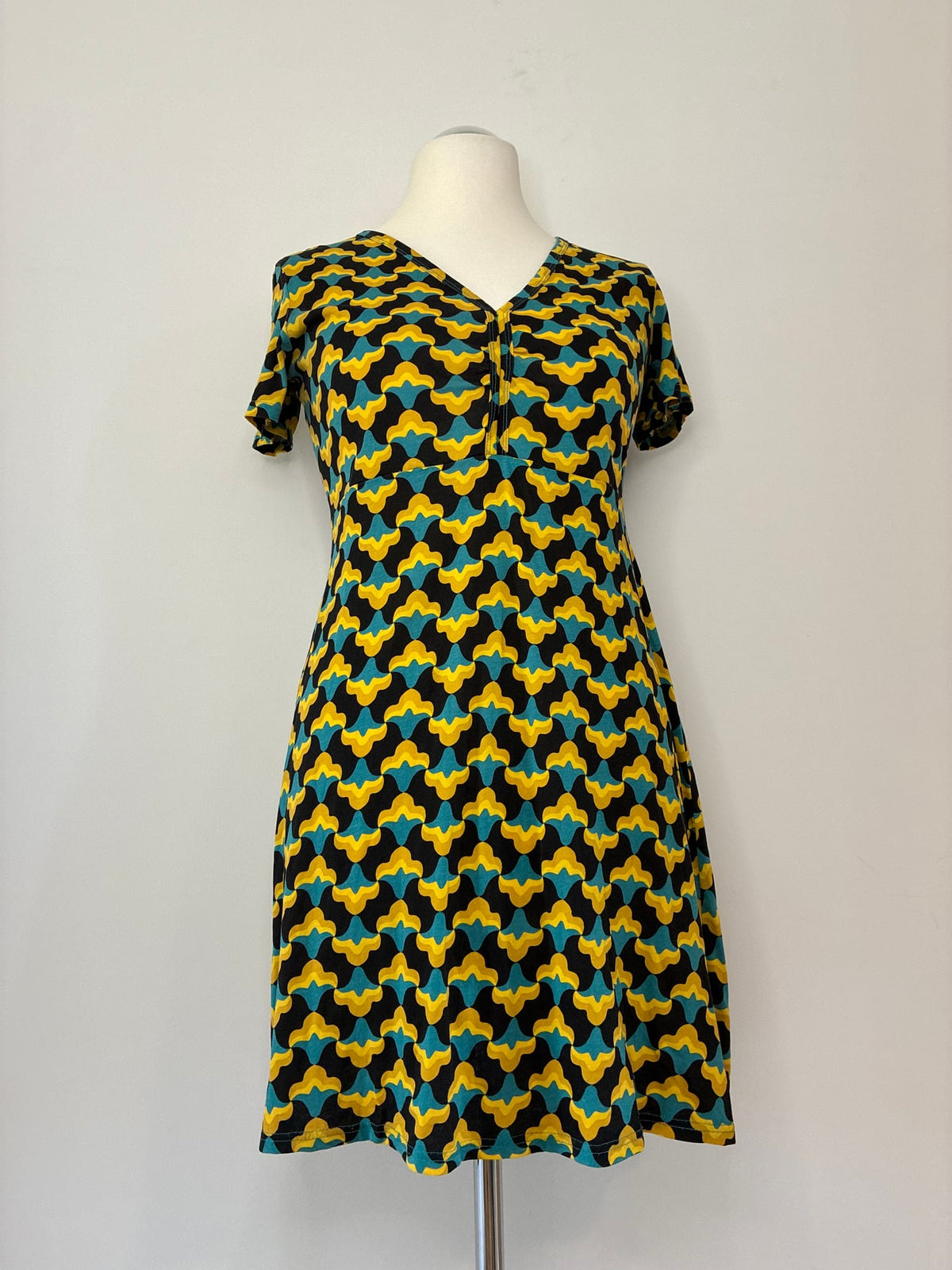 Blutsgeschwister Jerseykleid, Größe L, Schwarz mit Senfgelb und Türkis, Vorderansicht