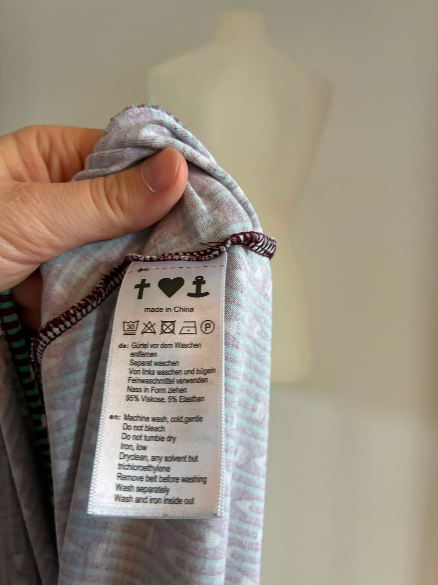 Blutsgeschwister Jerseykleid Größe XL mit grafischem Muster