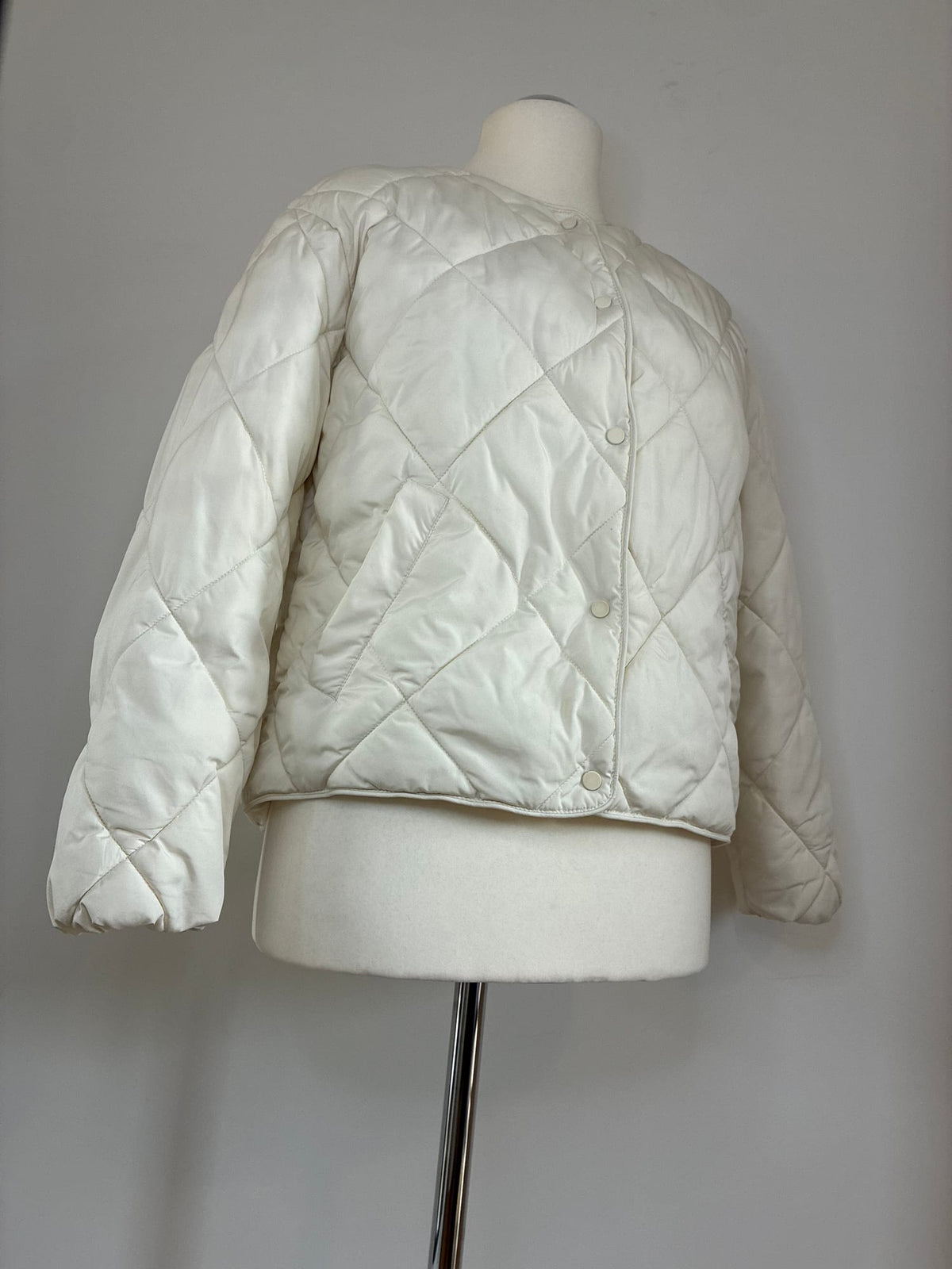 Reserved Steppjacke, Größe S, Cremeweiß, Seitenansicht