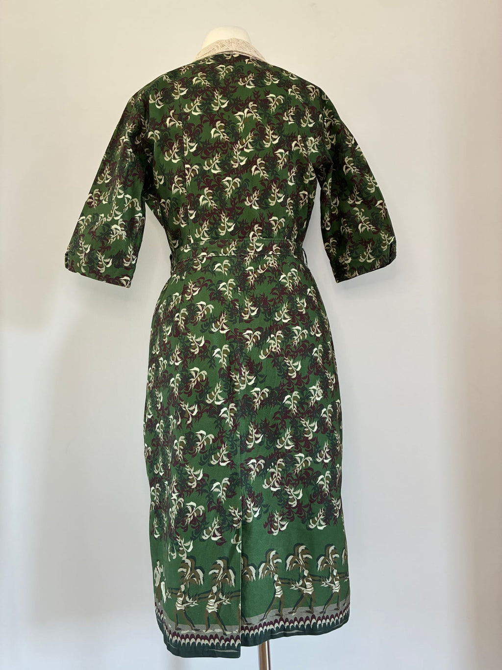 Palava Midikleid, Größe UK 16, Waldgrün mit Blattmuster in Bordeaux und Creme, Rückansicht