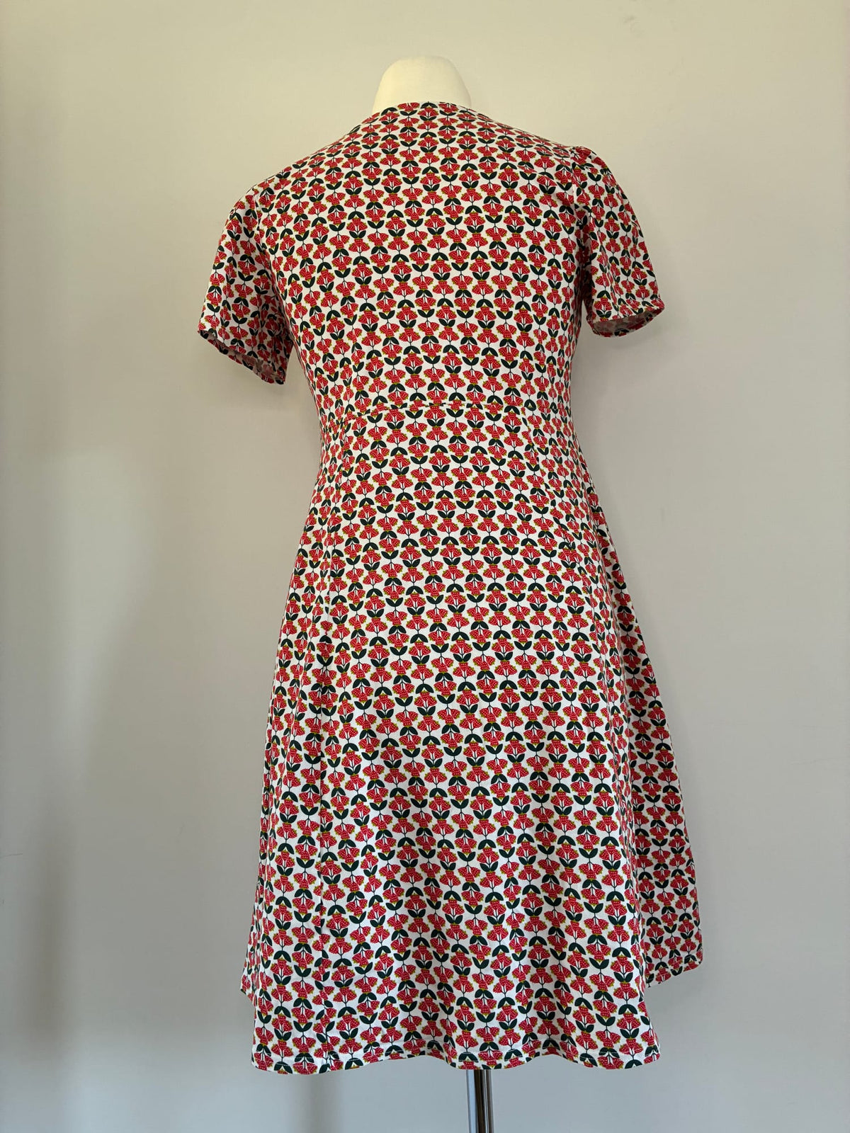 Blutsgeschwister Sommerkleid, Größe XL, Weiß mit rotem Blumenprint, Rückansicht