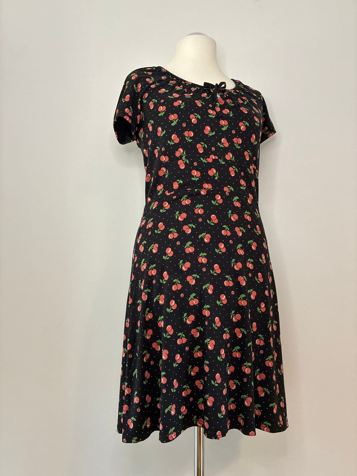 Blutsgeschwister Kleider, Größe XL, Schwarz mit Kirschmuster in Rot und Grün, Seitenansicht