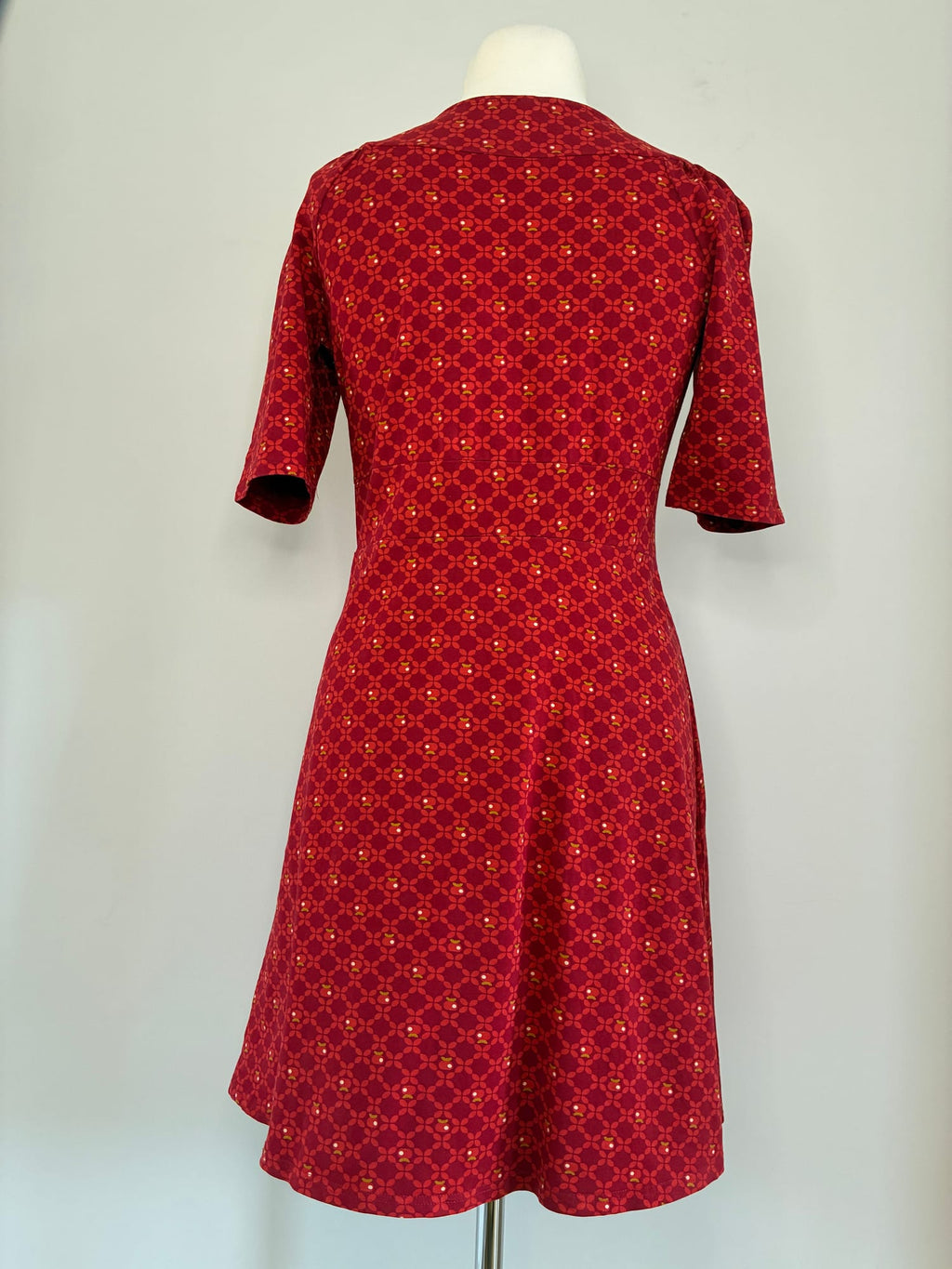 Blutsgeschwister Kleid, Größe L, Rot mit grafischem Blütenmuster in Weiß und Senfgelb, Rückansicht