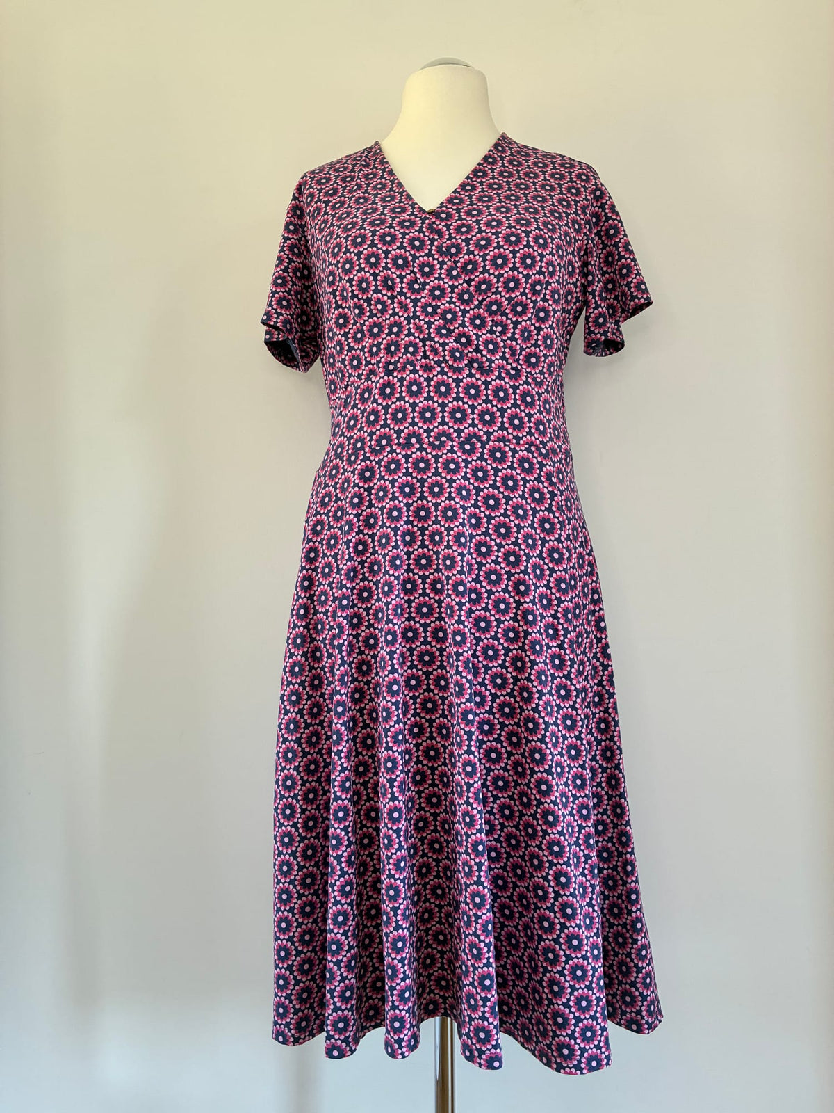 Blutsgeschwister Sommerkleid, Größe 2XL, Dunkelblau mit pinkfarbenem Blumenmuster, Vorderansicht 2