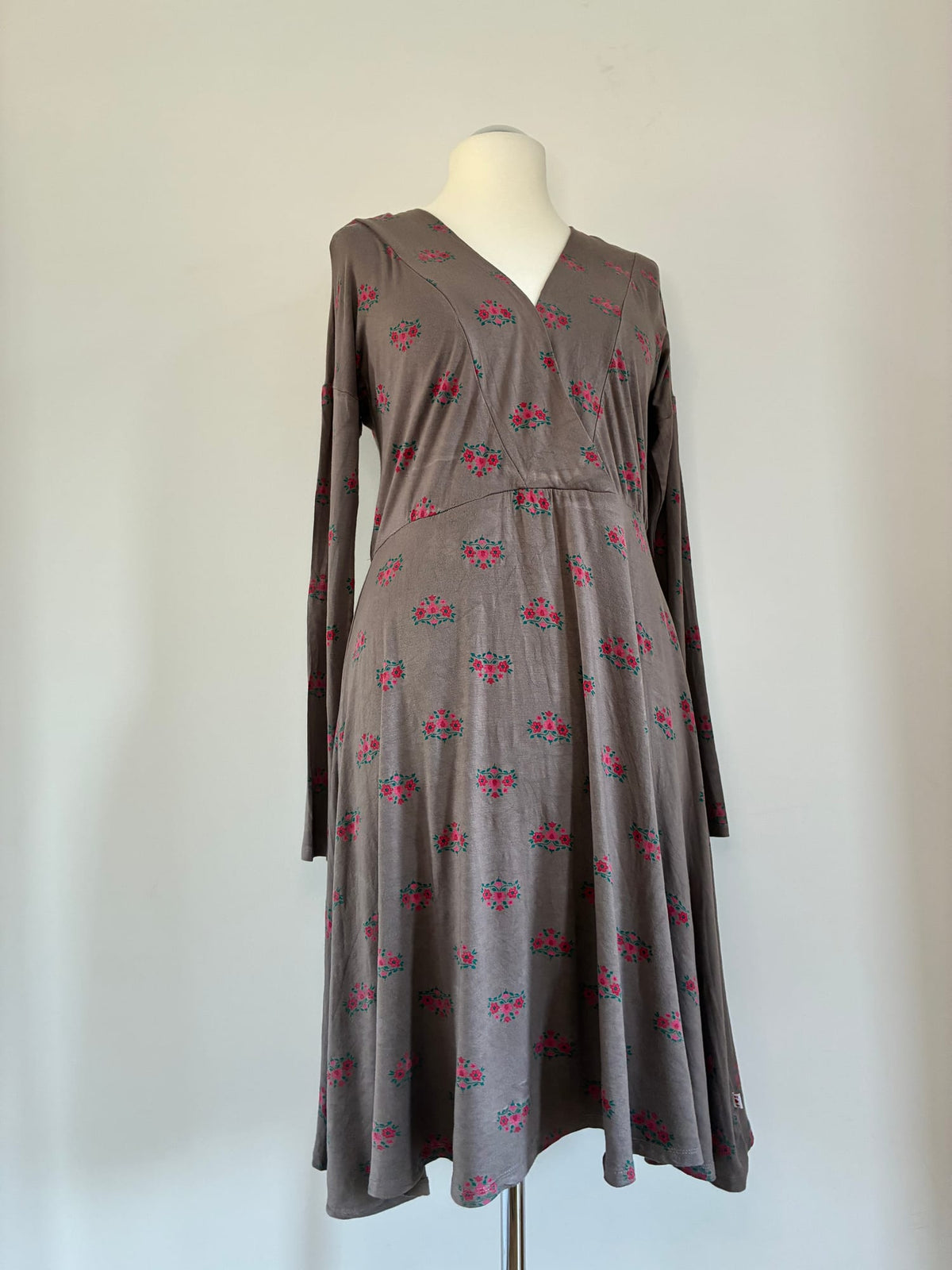 Wickelkleid, Größe L (fällt aus wie XL), Taupe mit Blumenprint in Pink und Rot, grüner Kontrastsaum, Seitenansicht