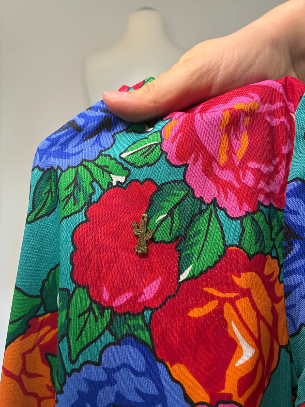 Etuikleid, Größe L, Petrolgrün mit buntem Rosen-Print in Pink, Rot, Orange und Blau, Detailaufnahme