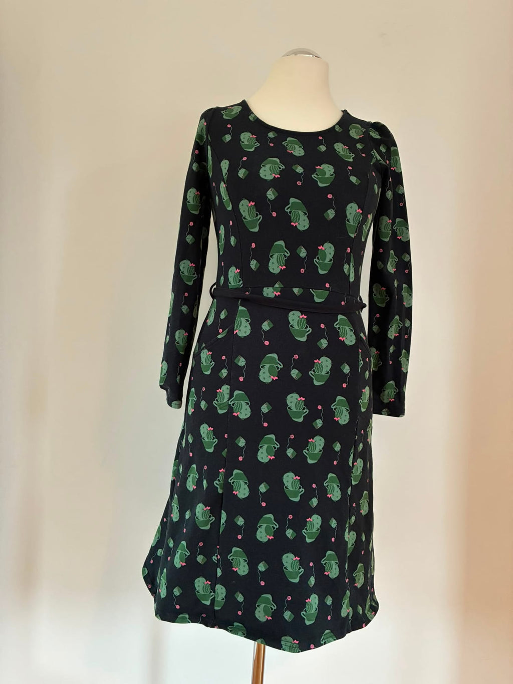 Verspieltes Langarmkleid Größe M in Schwarz mit Kaktusmuster