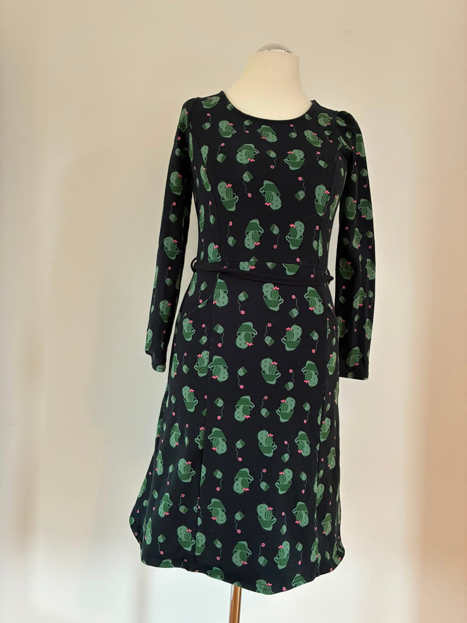 Verspieltes Langarmkleid Größe M in Schwarz mit Kaktusmuster