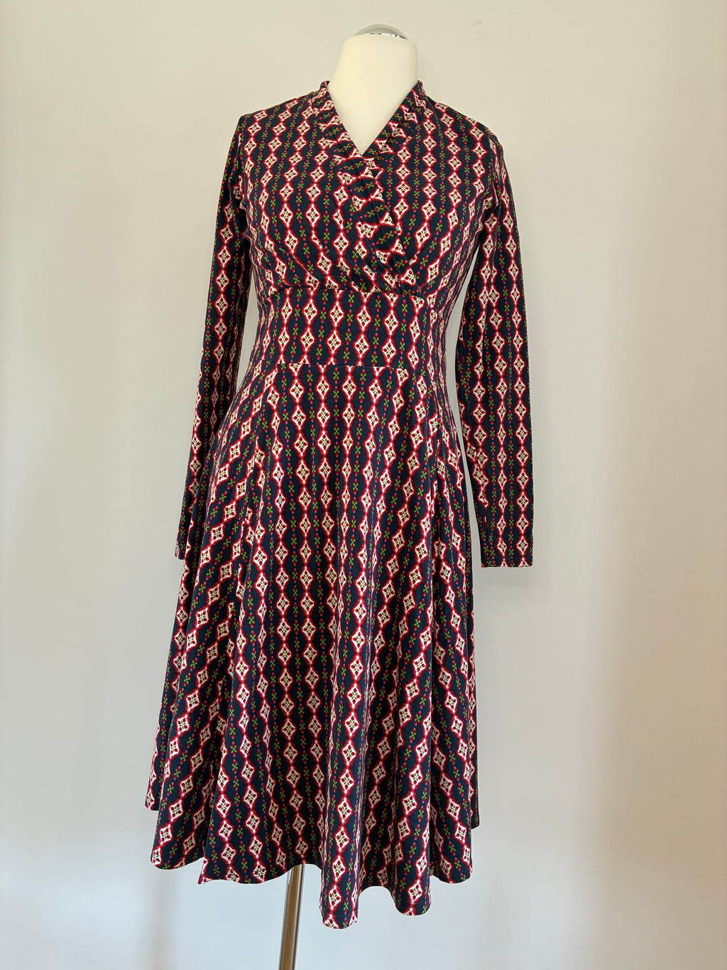 Midikleid, Größe XL, Dunkelblau mit rot-weißem Ikat-Muster, Vorderansicht