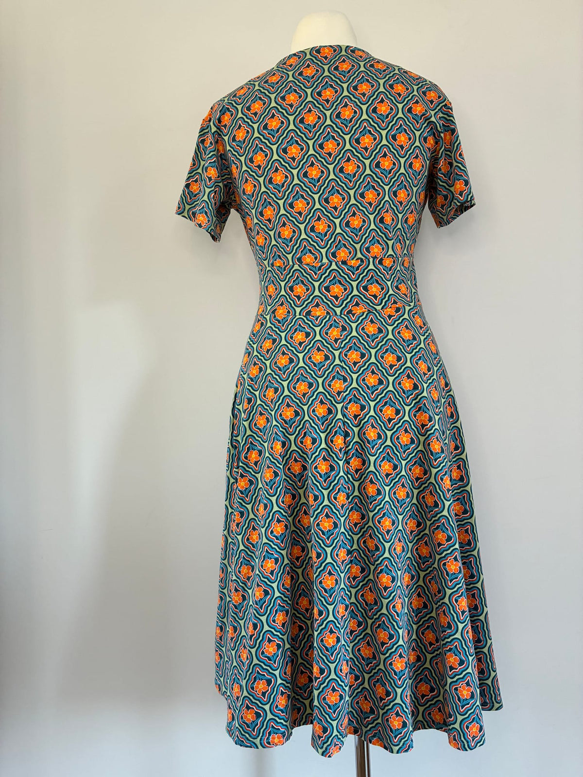 Blutsgeschwister Jerseykleid, Größe XL, Mintgrün mit Orange und Petrol gemustert, Rückansicht
