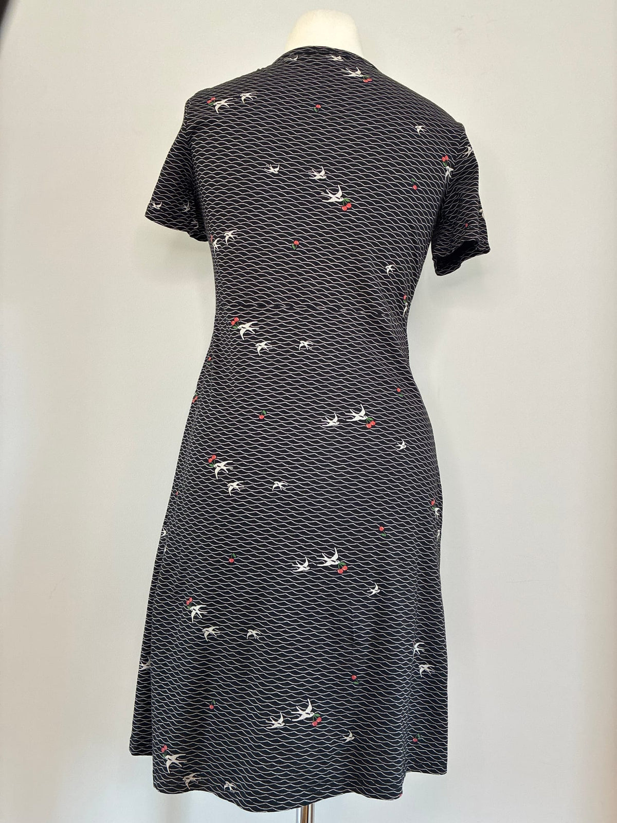 Kleid, Größe L, Schwarz mit weißem Wellenmuster und Schwalben-Kirsch-Print, Rückansicht