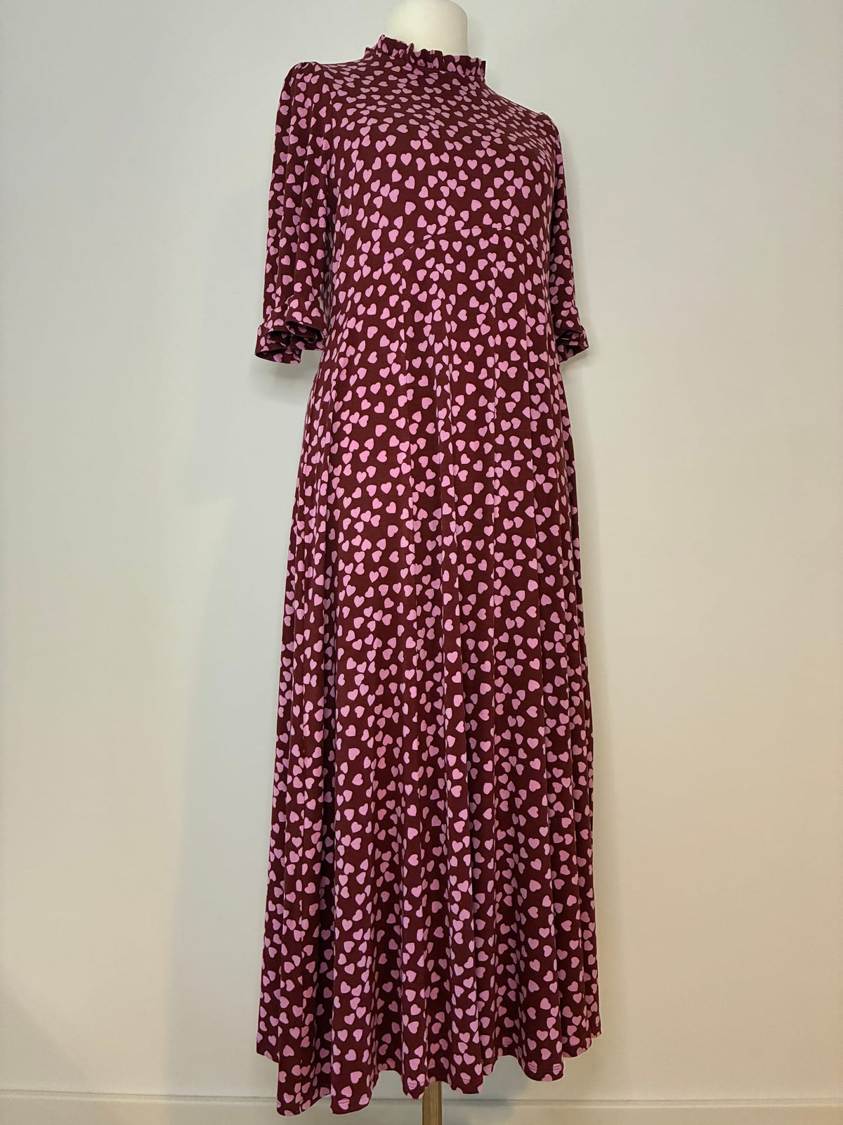 Boden Maxikleid, Größe 44, Bordeaux mit rosa Herzchen-Print, Seitenansicht