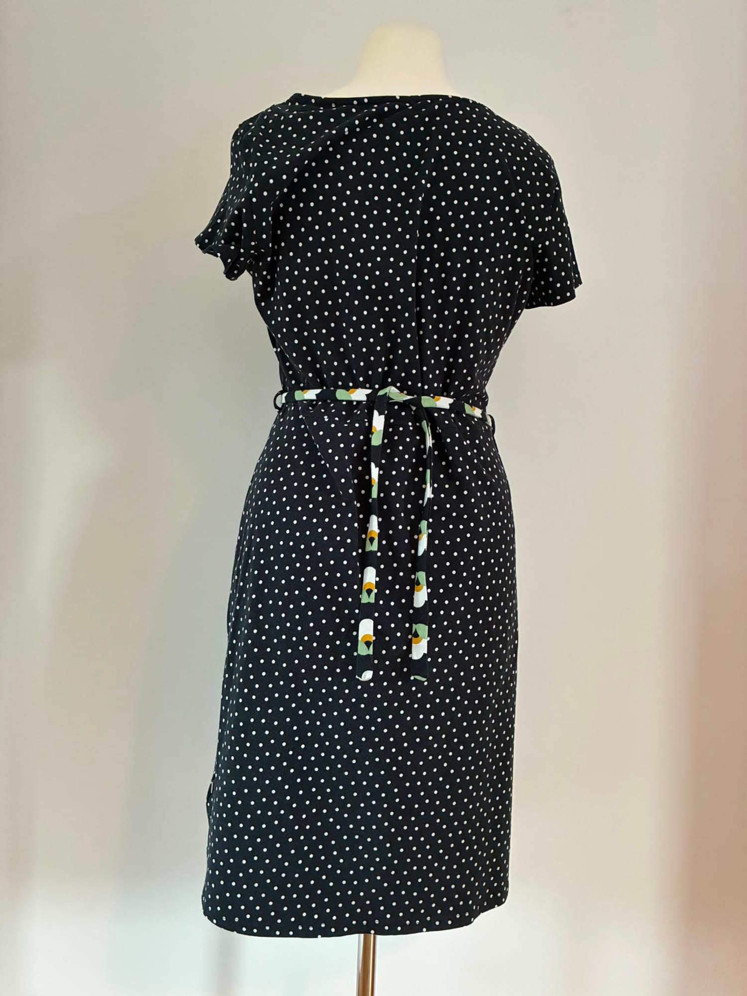Blutsgeschwister Kleid Größe 2XL in Schwarz mit Punkten und floralen Details