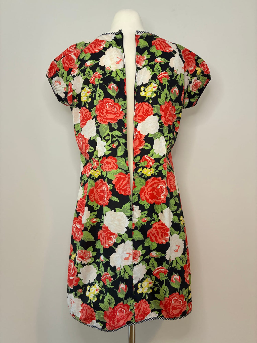 Blutsgeschwister Kleider, Größe XL, Schwarz mit Rosenprint in Rot, Weiß und Grün, Rückansicht