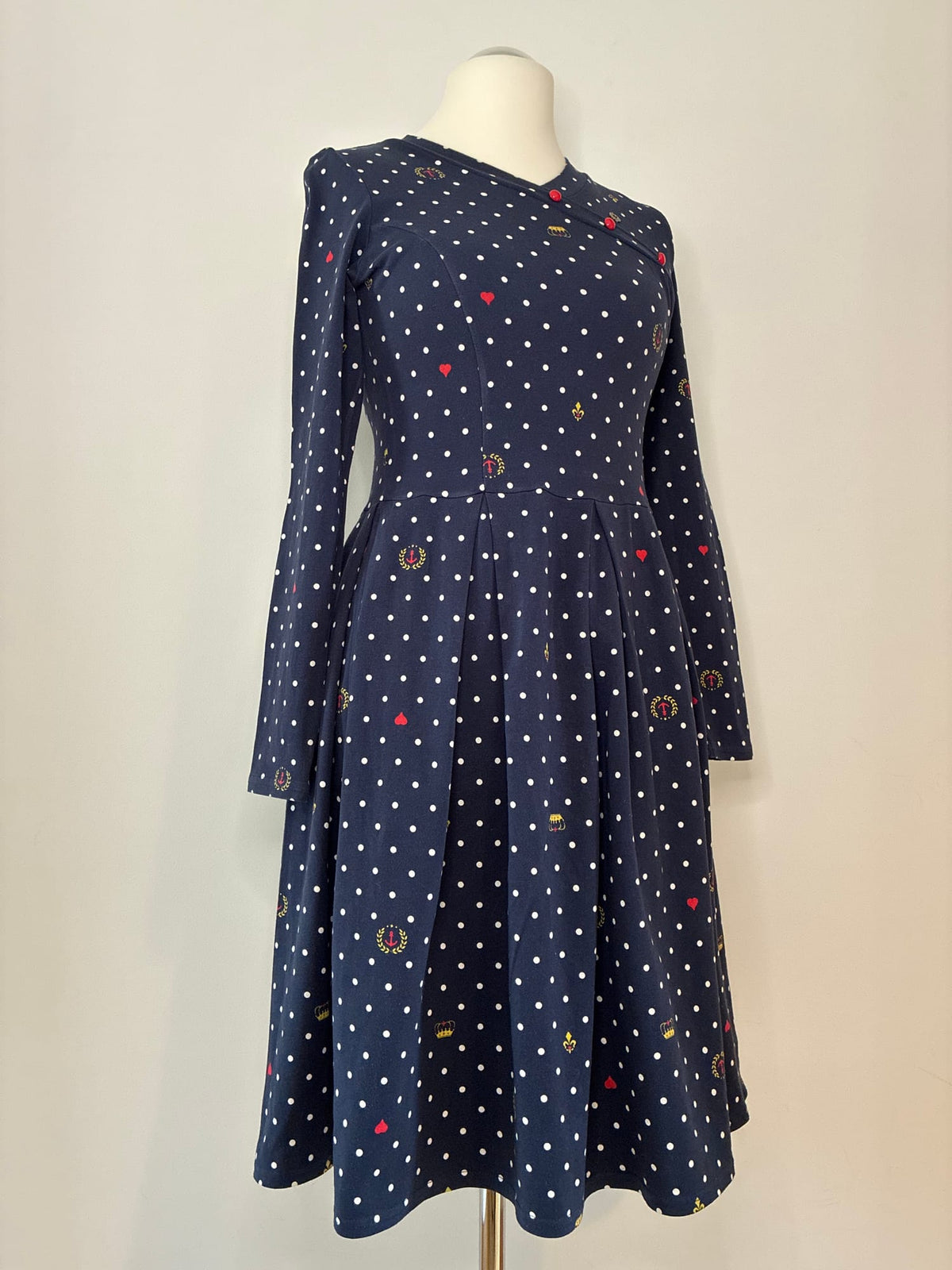Jerseykleid, Größe L, Marineblau mit weißen Punkten und bunten Kronen-, Anker- und Herzmotiven, Seitenansicht