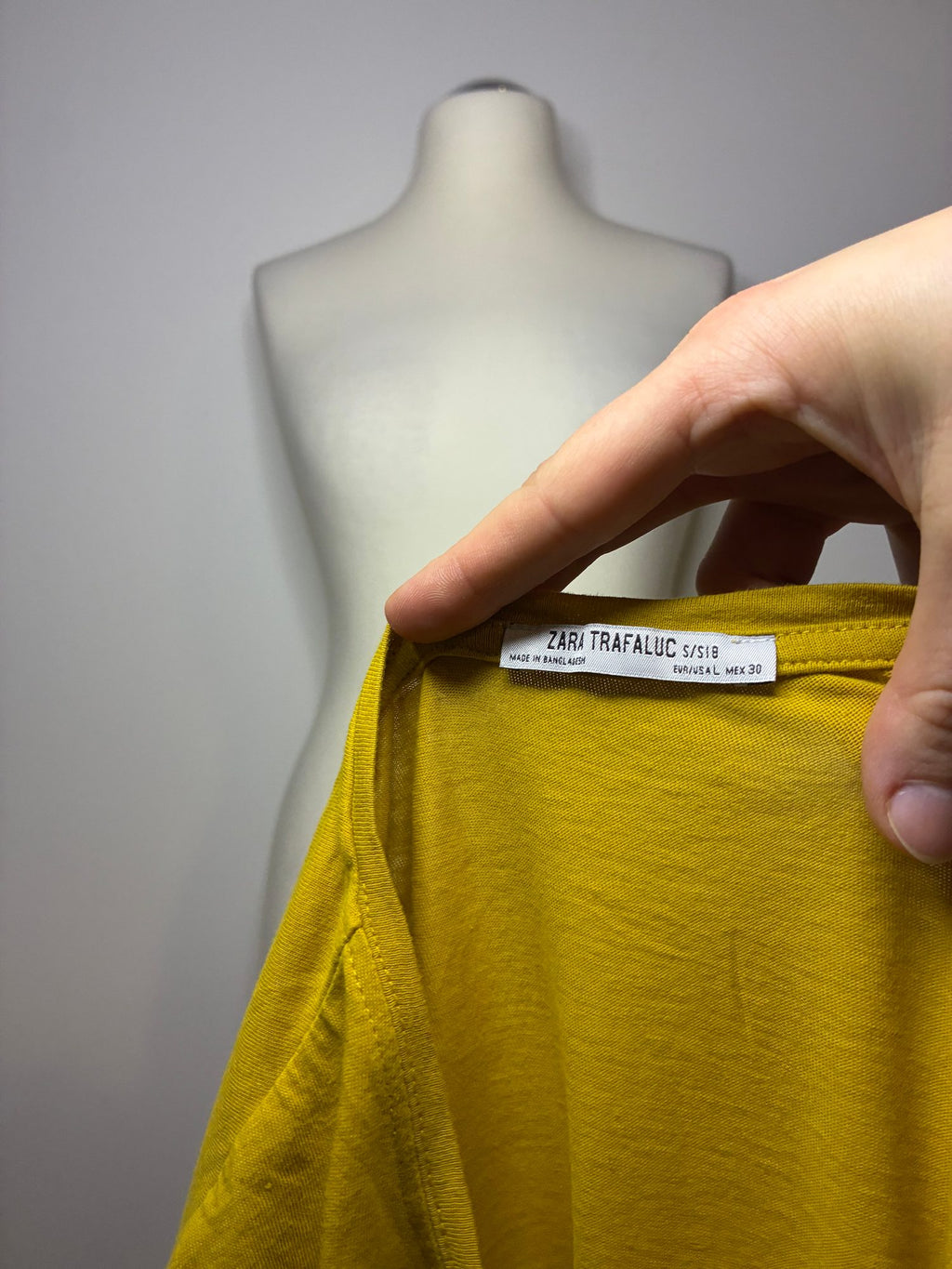 Zara Trafaluc T-Shirt, Größe L, Senfgelb, Markenetikett