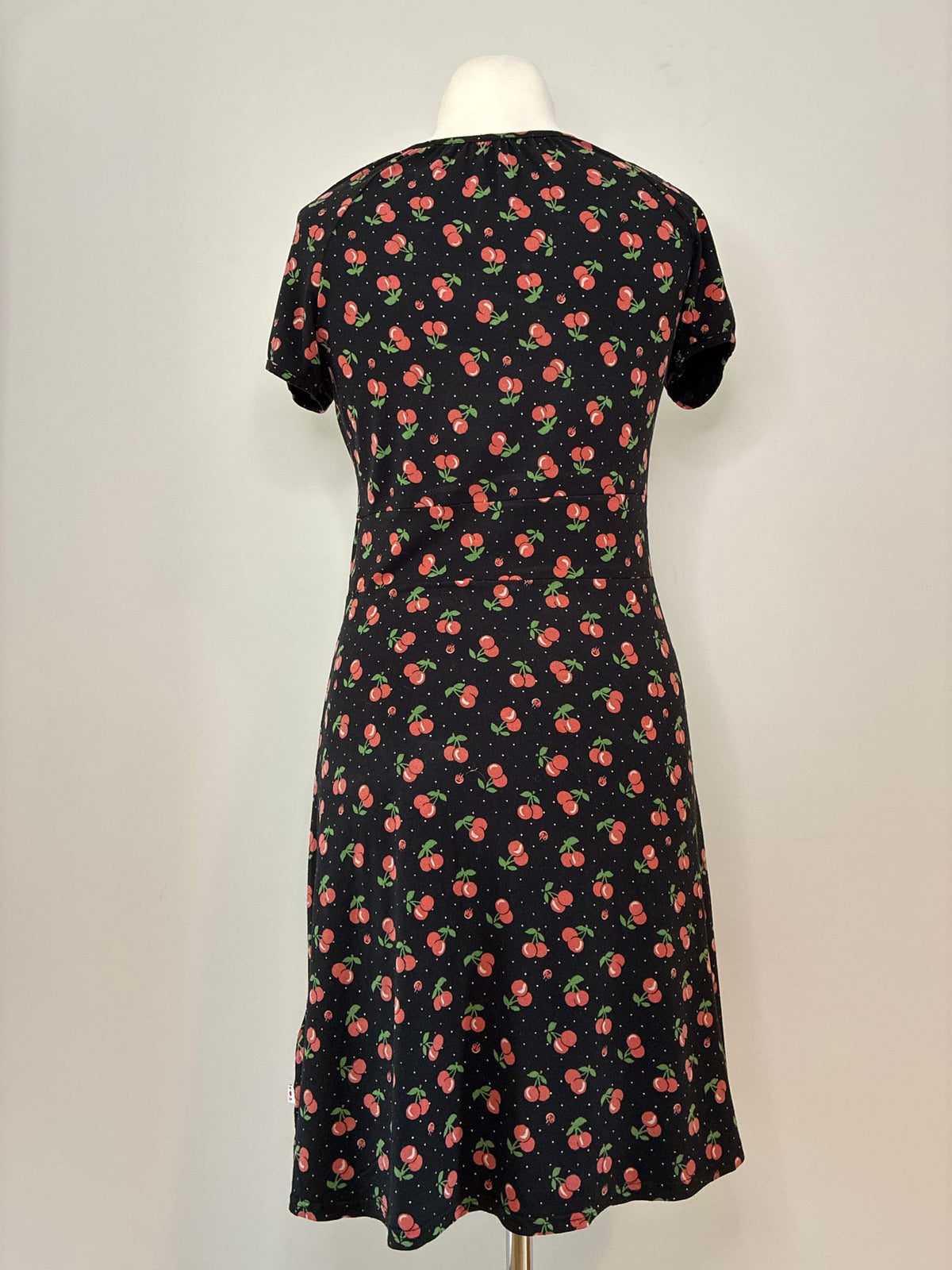 Blutsgeschwister Kleider, Größe XL, Schwarz mit Kirschmuster in Rot und Grün, Rückansicht