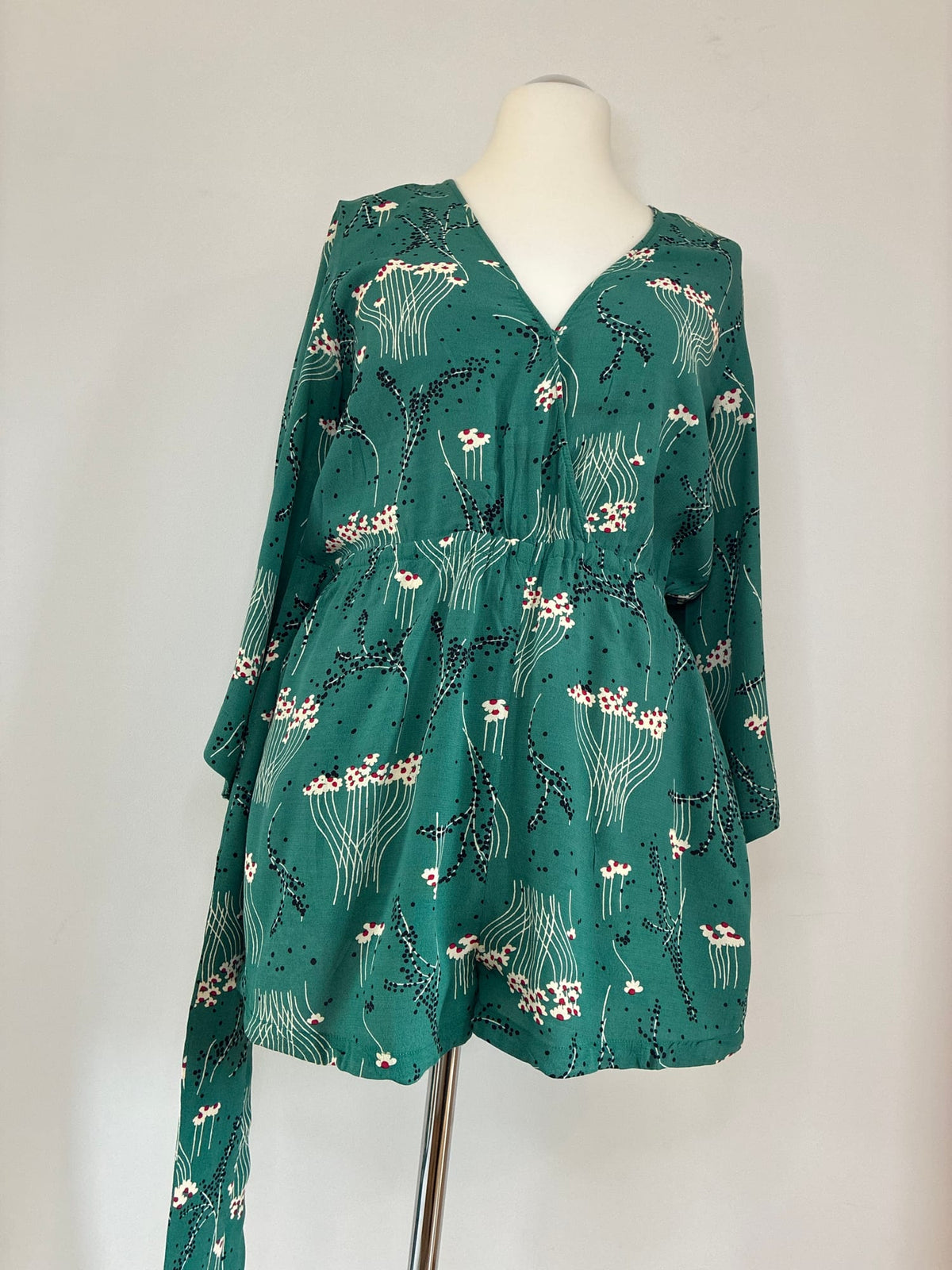 ba&sh Jumpsuit (Playsuit) mit kurzem Bein, Größe L, Waldgrün mit Blumenprint, Detailaufnahme