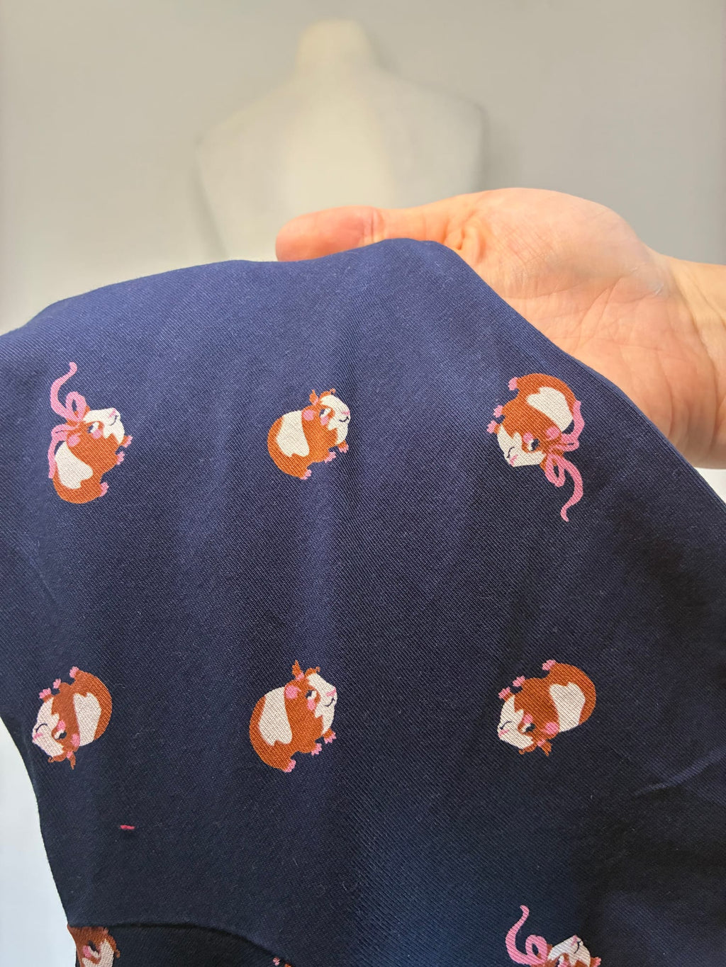 Blutsgeschwister Jerseykleid, Größe L, Dunkelblau mit buntem Meerschweinchen-Print, Detailaufnahme