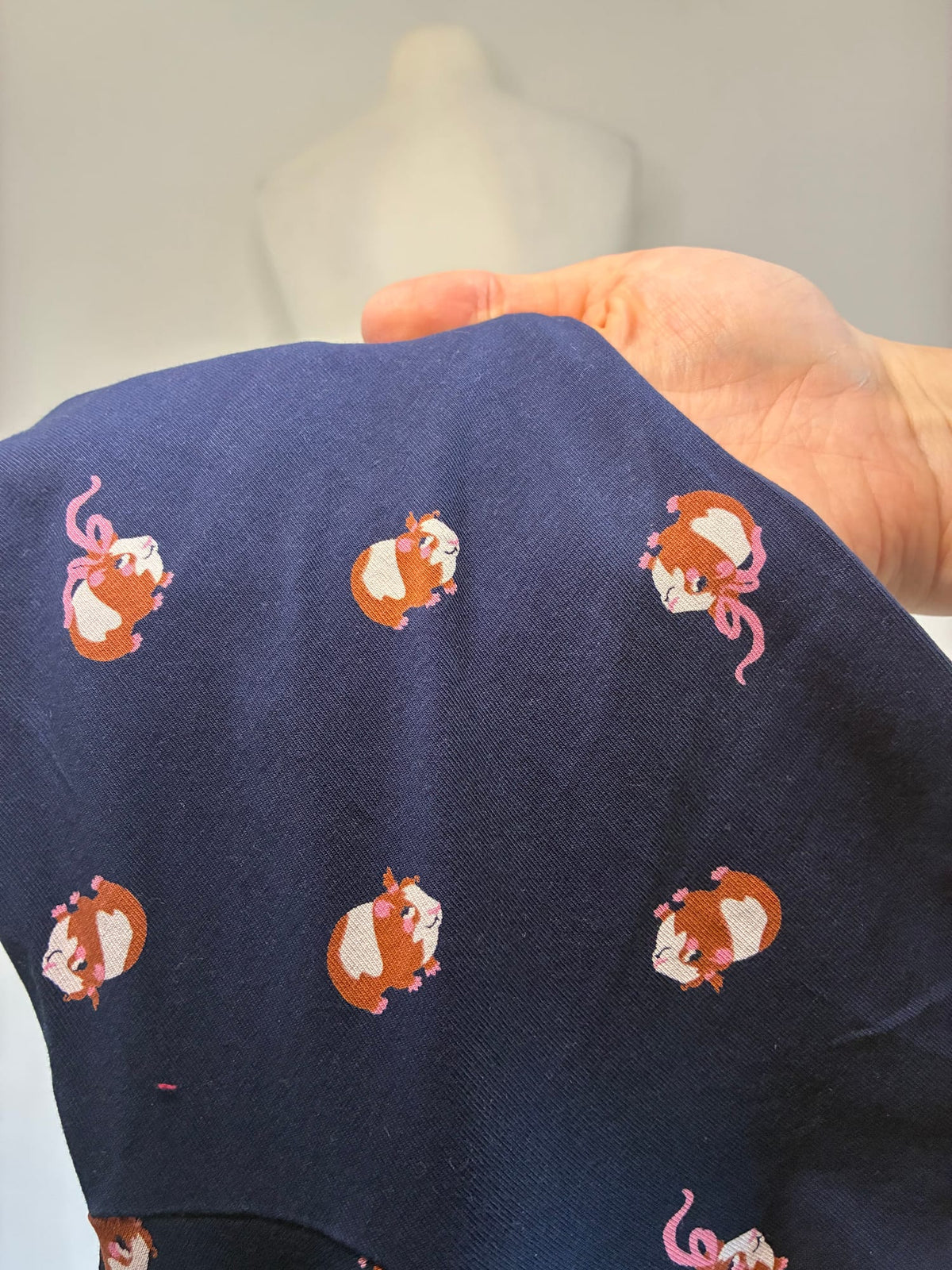 Blutsgeschwister Jerseykleid, Größe L, Dunkelblau mit buntem Meerschweinchen-Print, Detailaufnahme