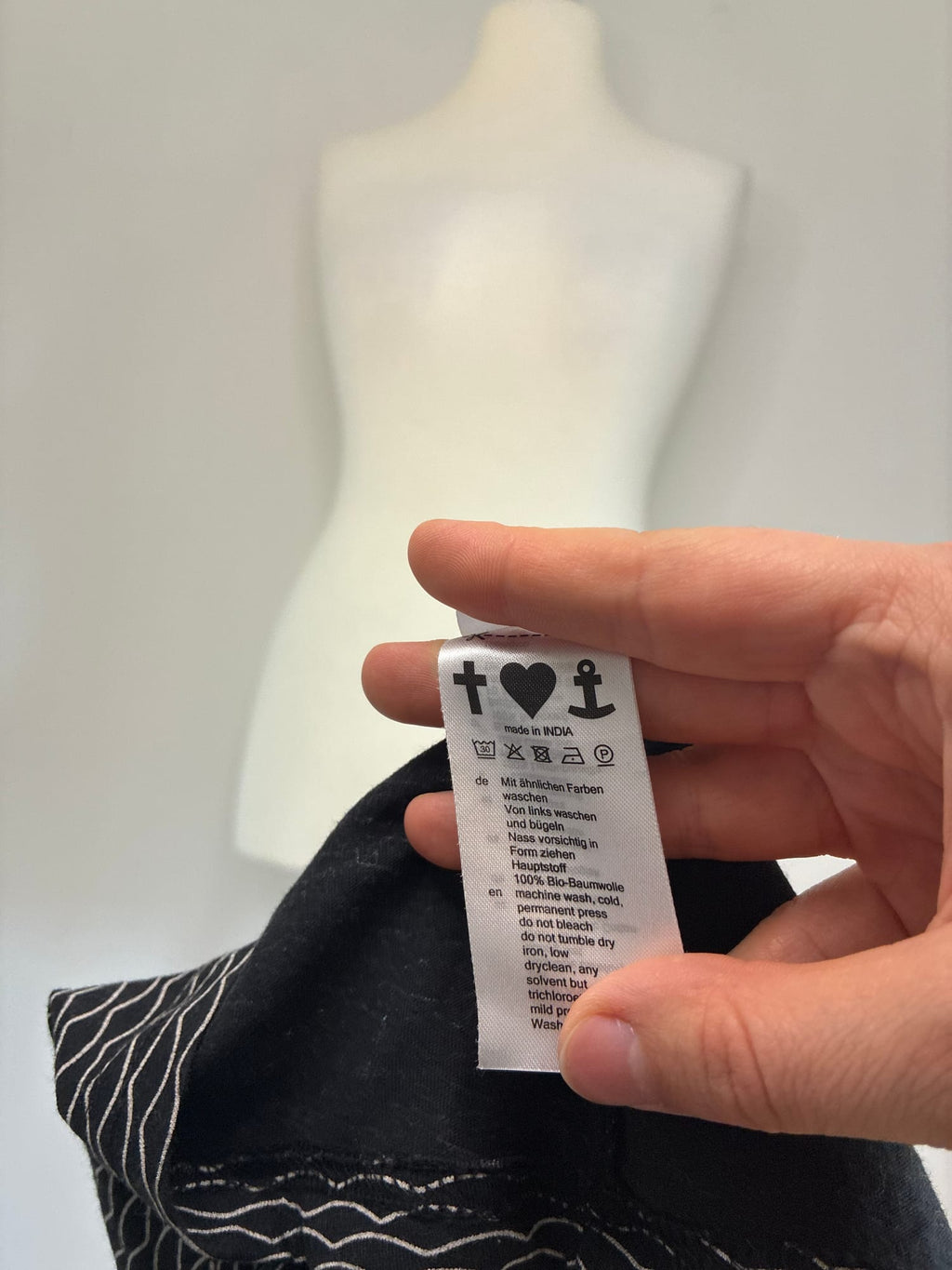 Kleid, Größe L, Schwarz mit weißem Wellenmuster und Schwalben-Kirsch-Print, Pflegeetikett