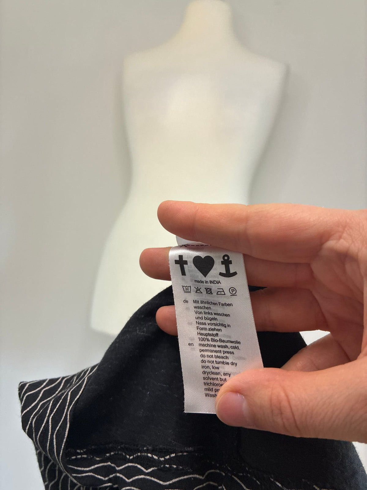 Kleid, Größe L, Schwarz mit weißem Wellenmuster und Schwalben-Kirsch-Print, Pflegeetikett