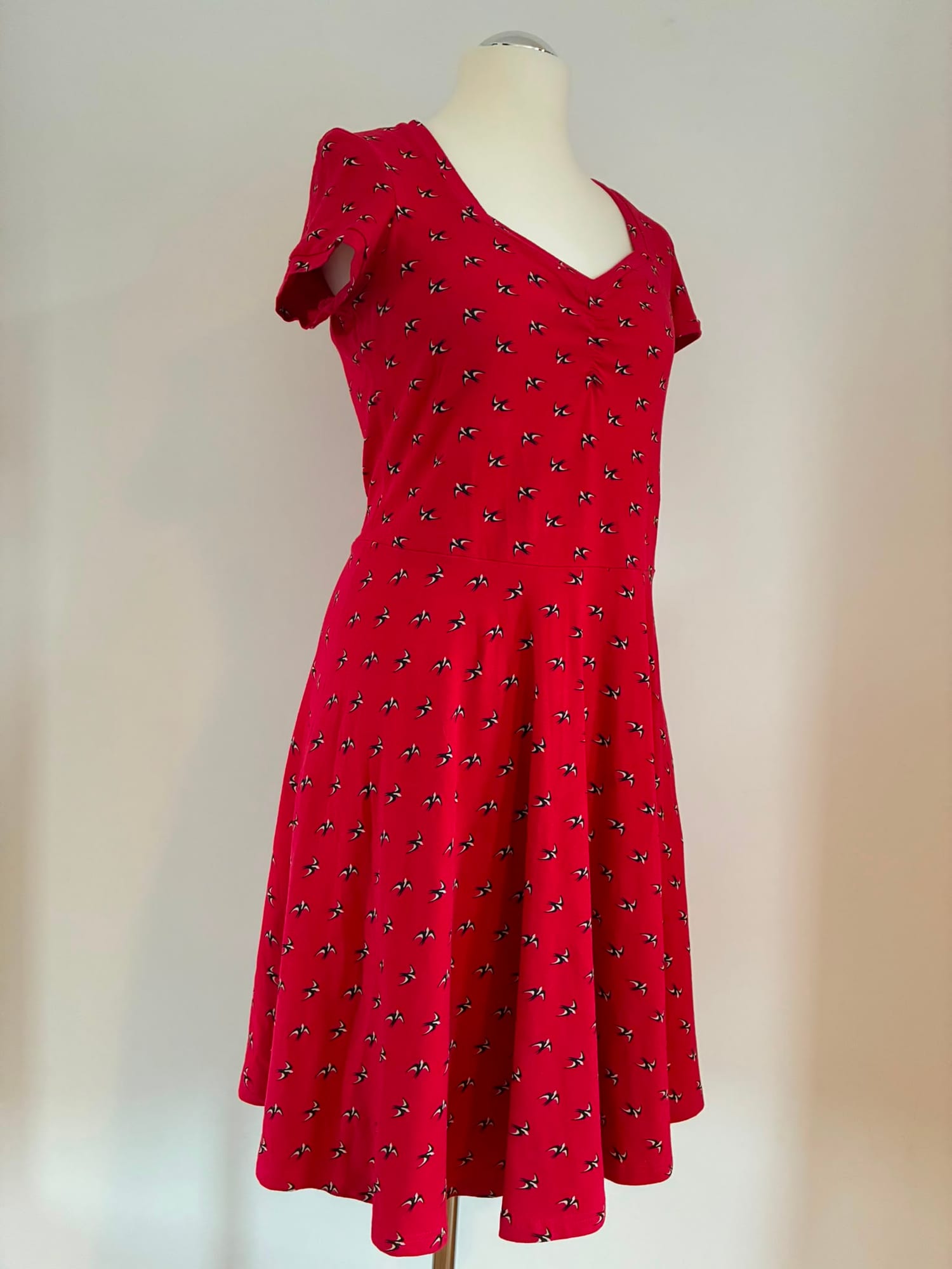 Blutsgeschwister Kleid Größe XL in Rot mit verspieltem Vogelmuster