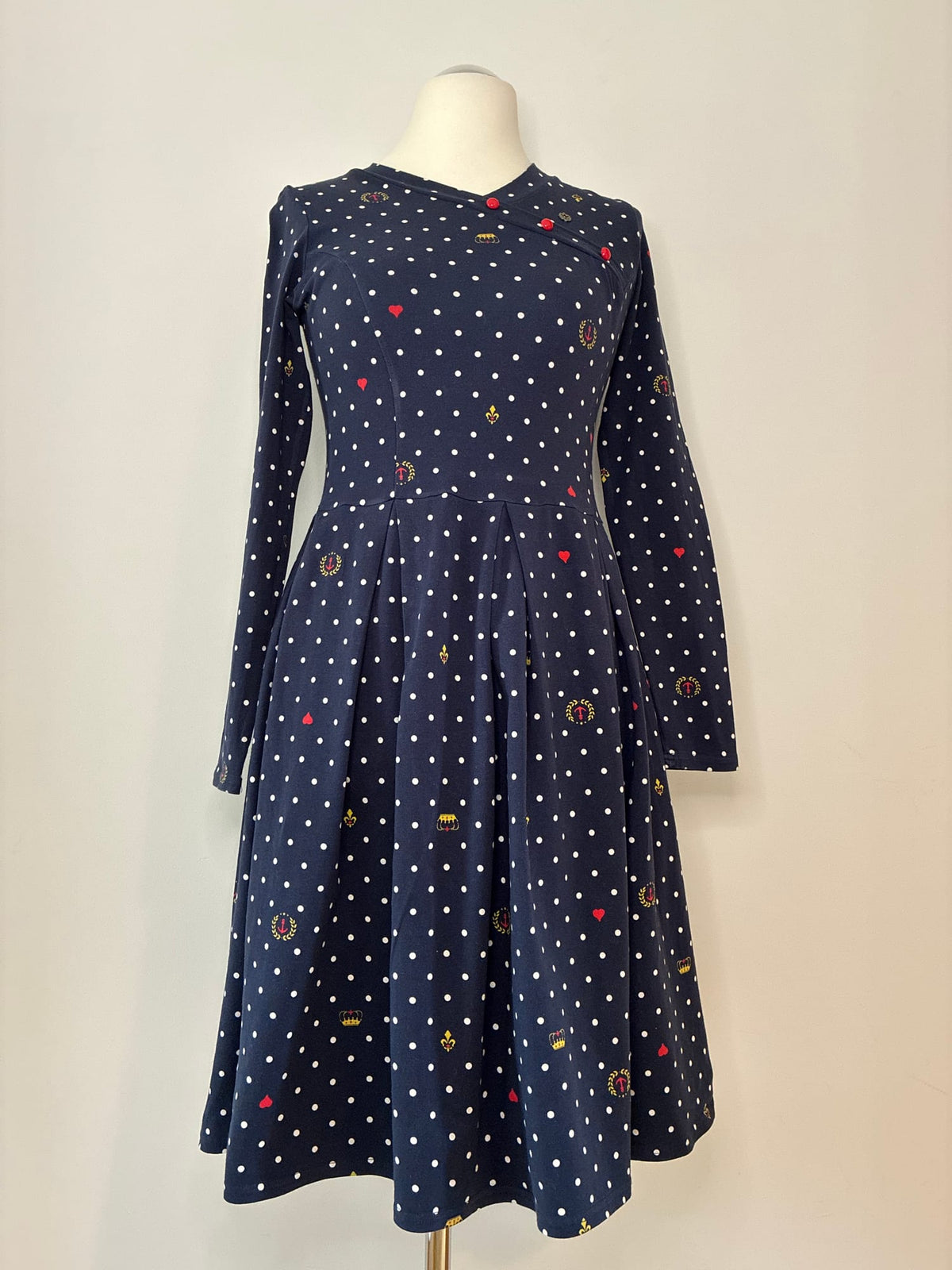 Jerseykleid, Größe L, Marineblau mit weißen Punkten und bunten Kronen-, Anker- und Herzmotiven, Vorderansicht
