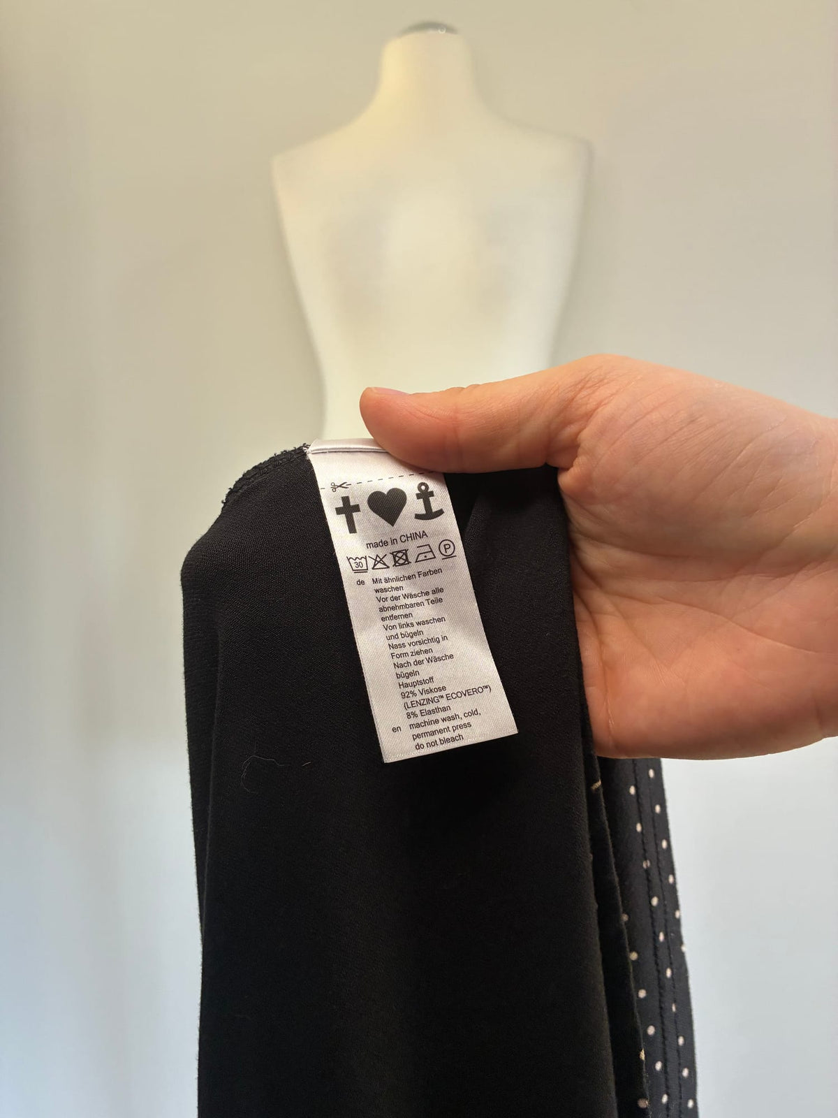 Blutsgeschwister Kleid, Größe XL, Schwarz mit weißen Punkten und Giraffen-Print in Orange, Materialetikett