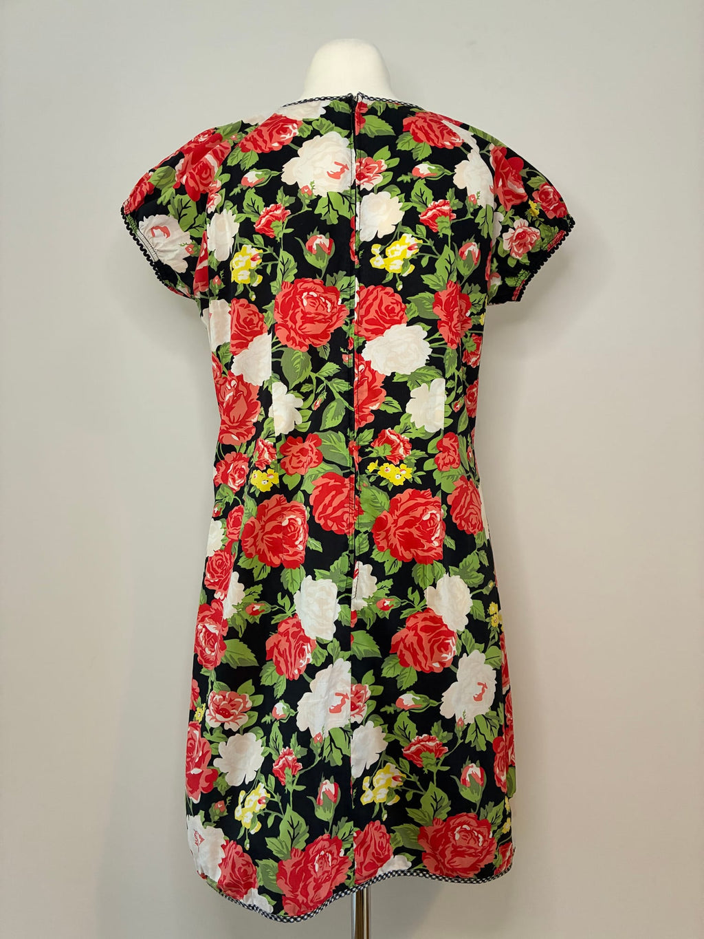 Blutsgeschwister Kleider, Größe XL, Schwarz mit Rosenprint in Rot, Weiß und Grün, Rückansicht 2