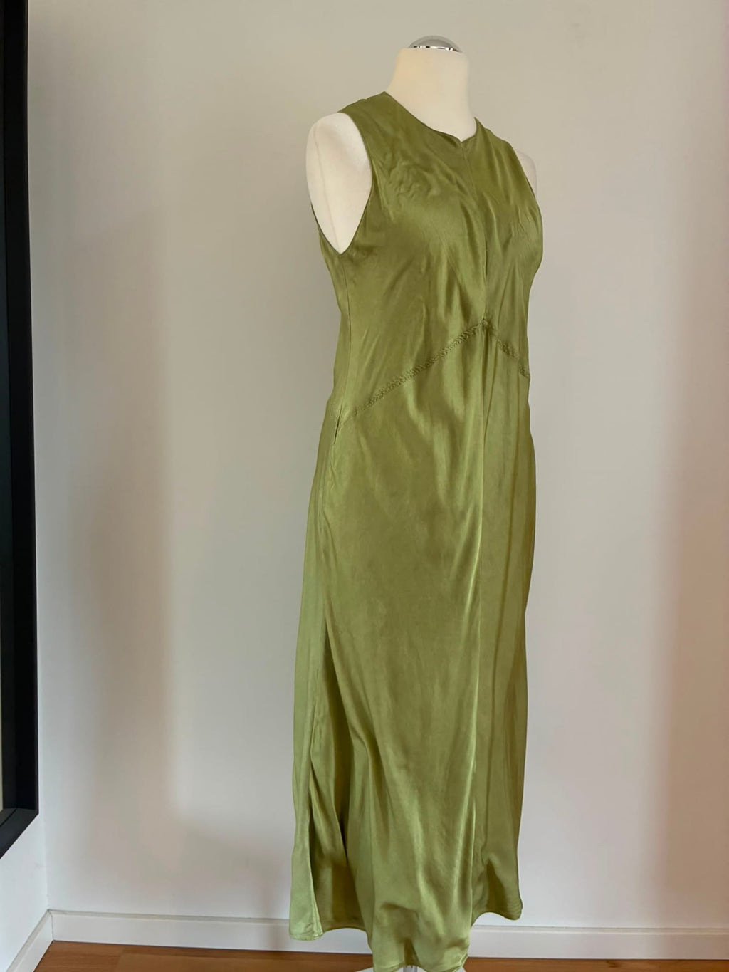 Ärmelloses Maxikleid aus Leinenmischung in Olivgrün