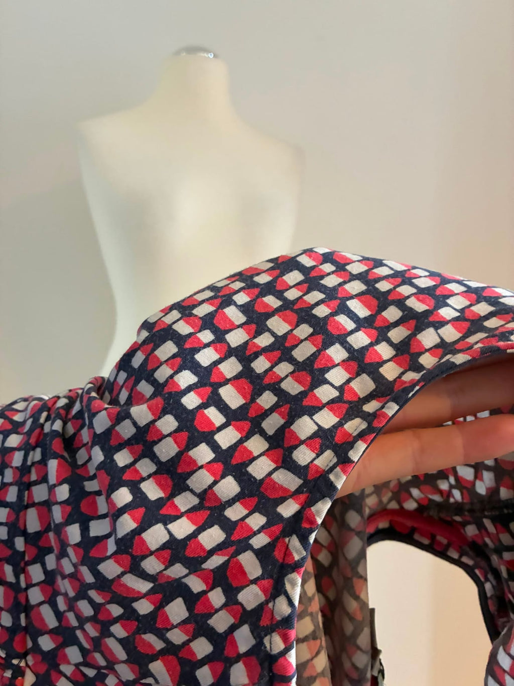 Gemustertes Jerseykleid von Boden Größe 44 in Dunkelblau und Rot mit Taschen