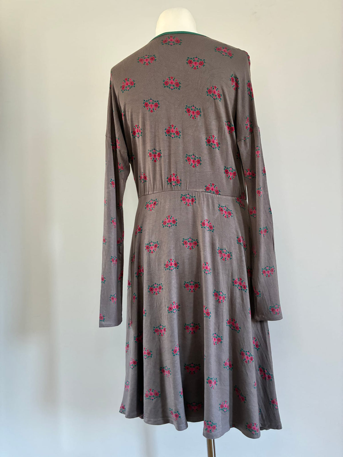 Wickelkleid, Größe L (fällt aus wie XL), Taupe mit Blumenprint in Pink und Rot, grüner Kontrastsaum, Rückansicht
