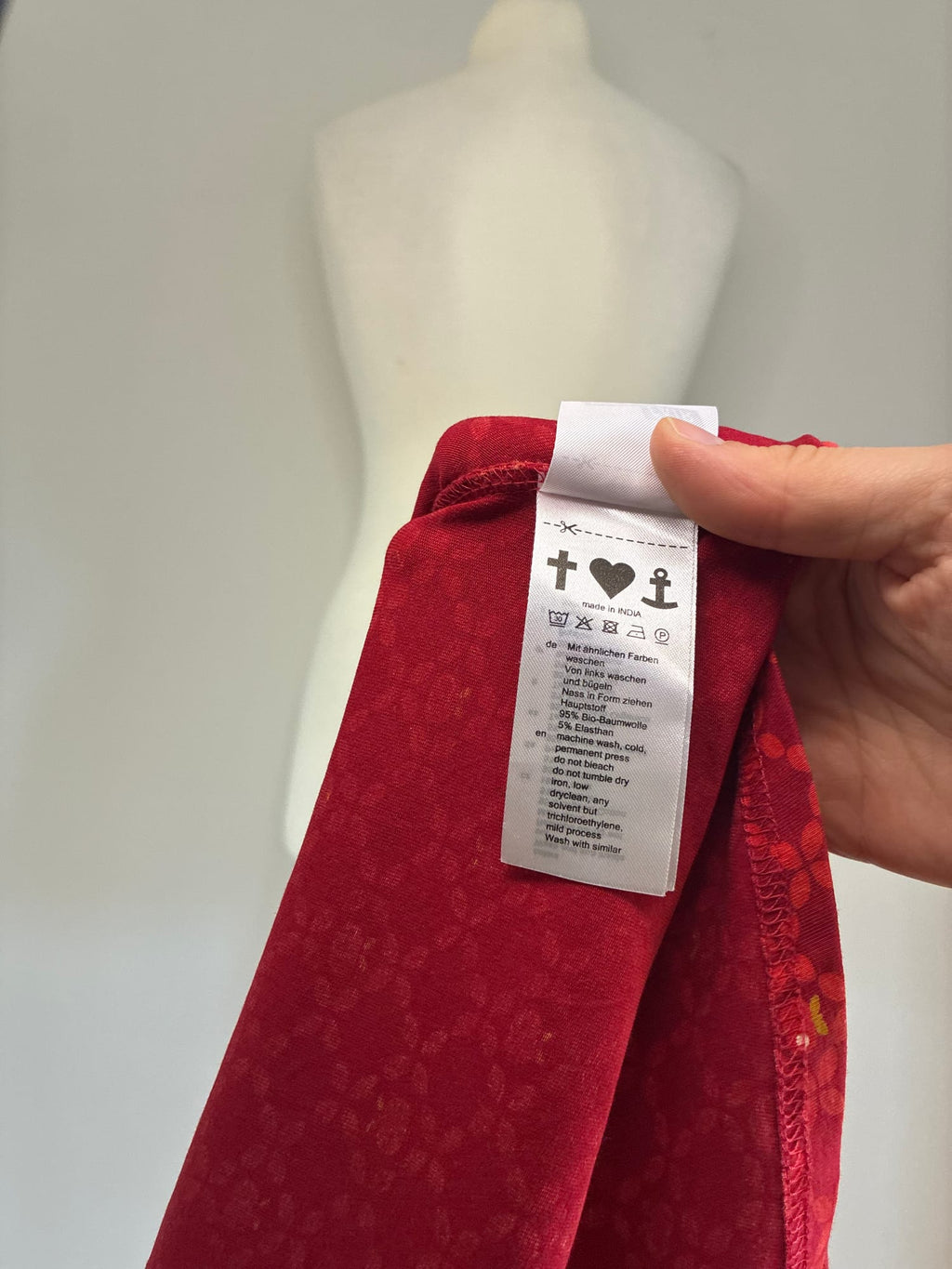 Blutsgeschwister Kleid, Größe L, Rot mit grafischem Blütenmuster in Weiß und Senfgelb, Materialetikett
