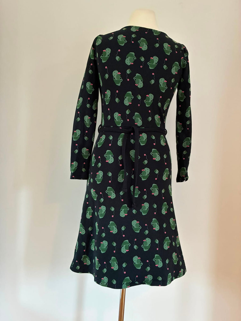 Verspieltes Langarmkleid Größe M in Schwarz mit Kaktusmuster