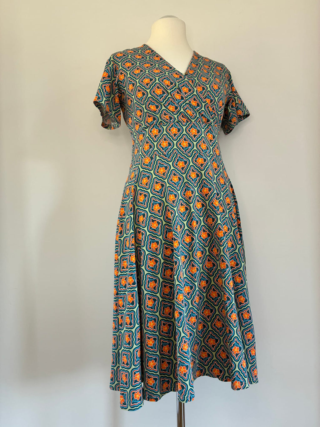 Blutsgeschwister Jerseykleid, Größe XL, Mintgrün mit Orange und Petrol gemustert, Seitenansicht