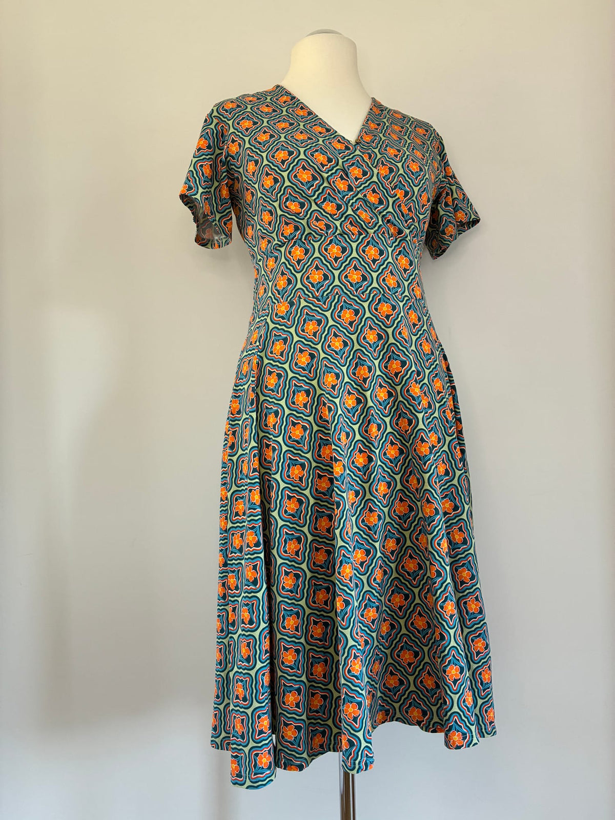 Blutsgeschwister Jerseykleid, Größe XL, Mintgrün mit Orange und Petrol gemustert, Seitenansicht