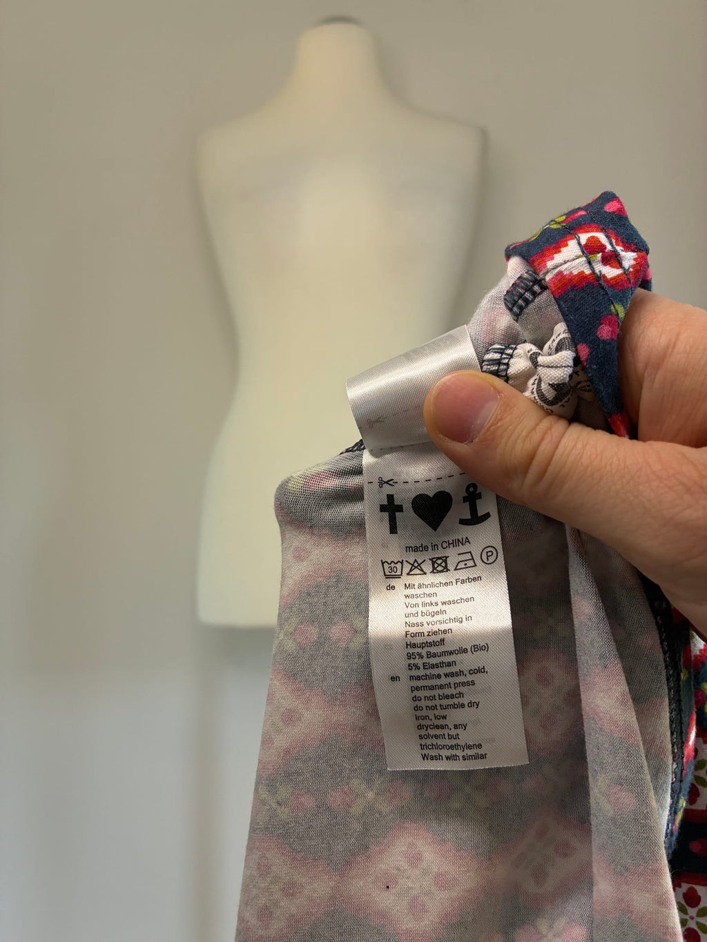 Midikleid, Größe XL, Dunkelblau mit rot-weißem Ikat-Muster, Materialetikett