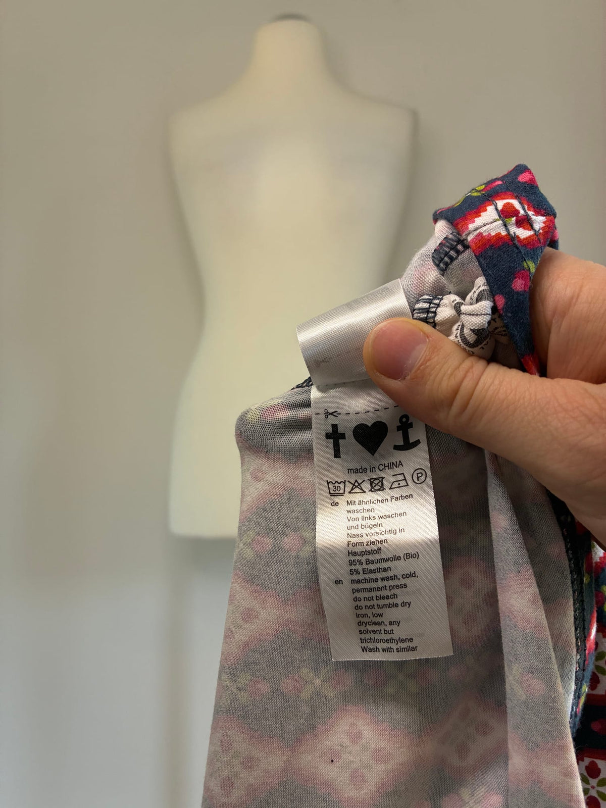 Midikleid, Größe XL, Dunkelblau mit rot-weißem Ikat-Muster, Materialetikett