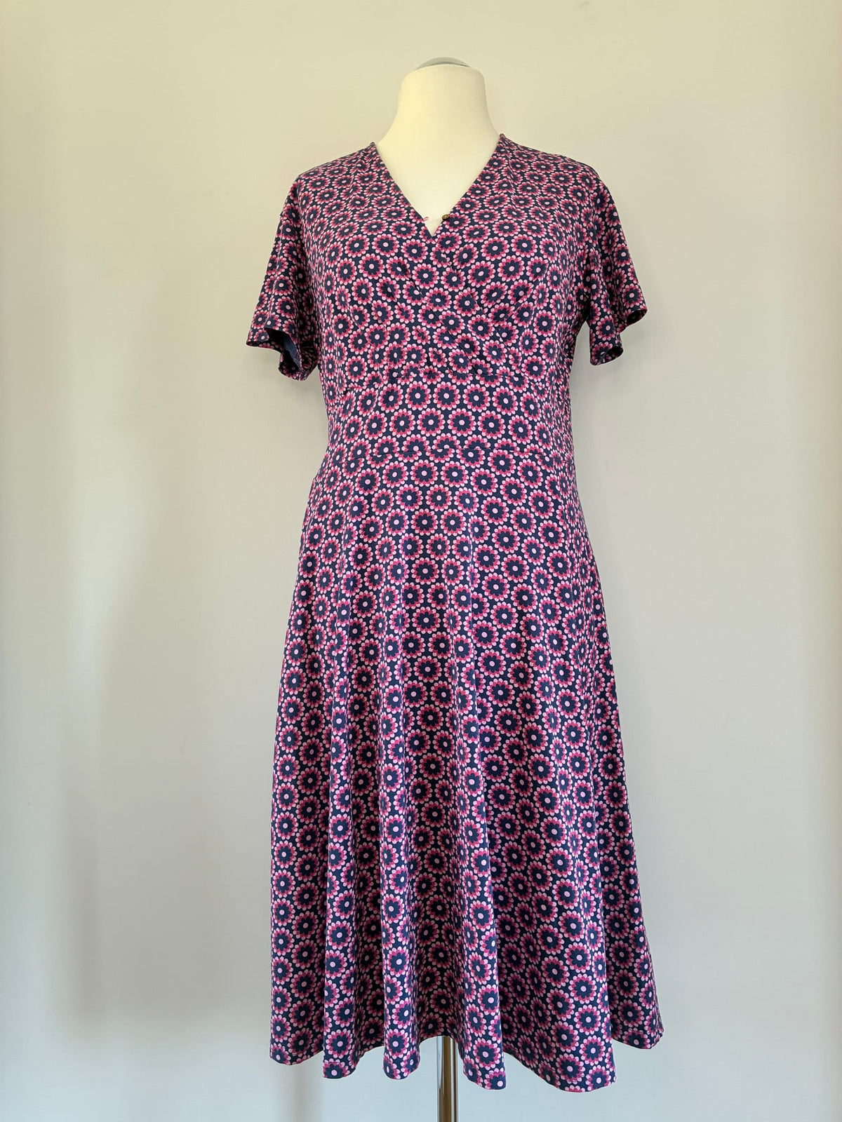 Blutsgeschwister Sommerkleid, Größe 2XL, Dunkelblau mit pinkfarbenem Blumenmuster, Seitenansicht