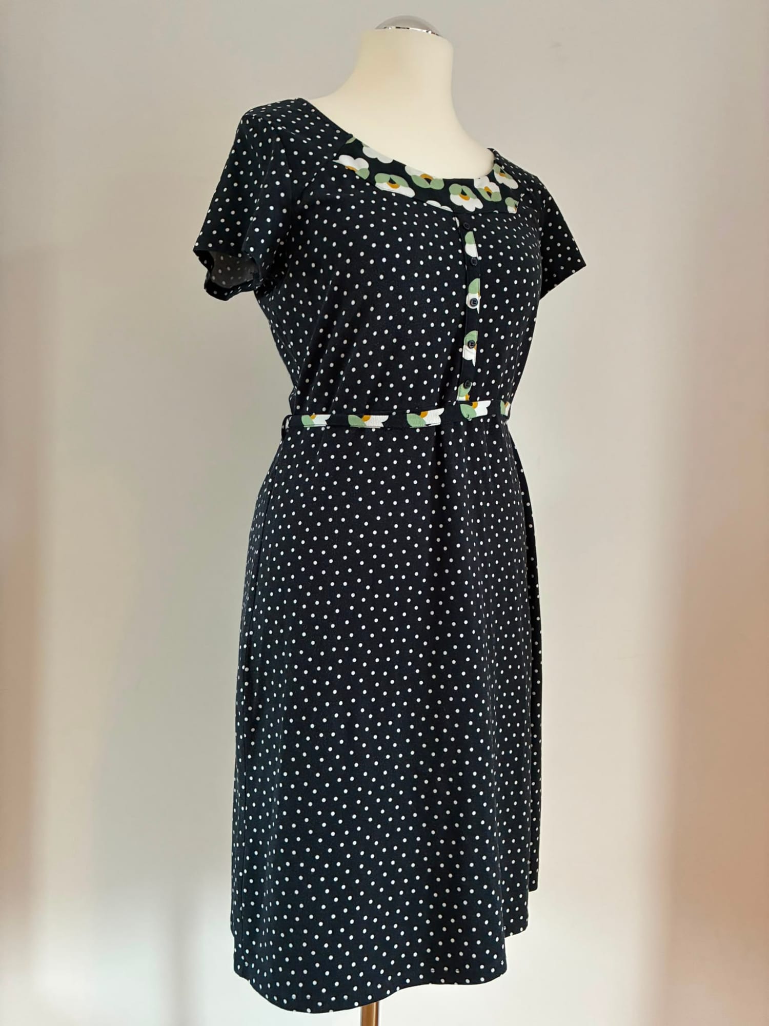 Blutsgeschwister Kleid Größe 2XL in Schwarz mit Punkten und floralen Details