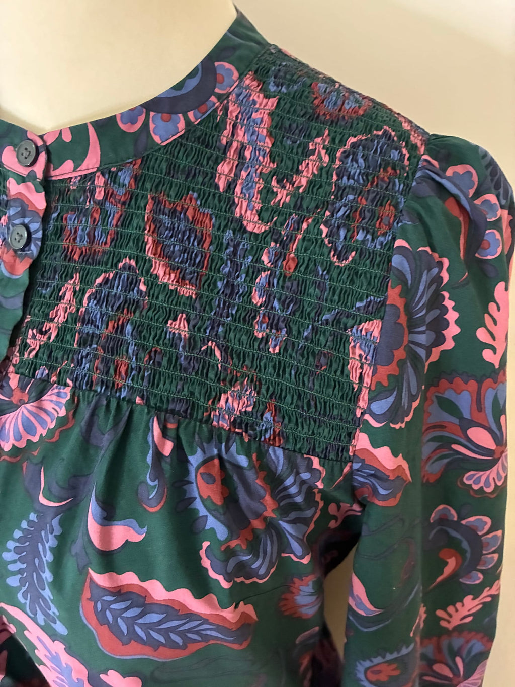Boden Midikleid, Größe 42, Dunkelgrün mit Paisley-Print in Rosa, Blau und Bordeaux, Detailaufnahme