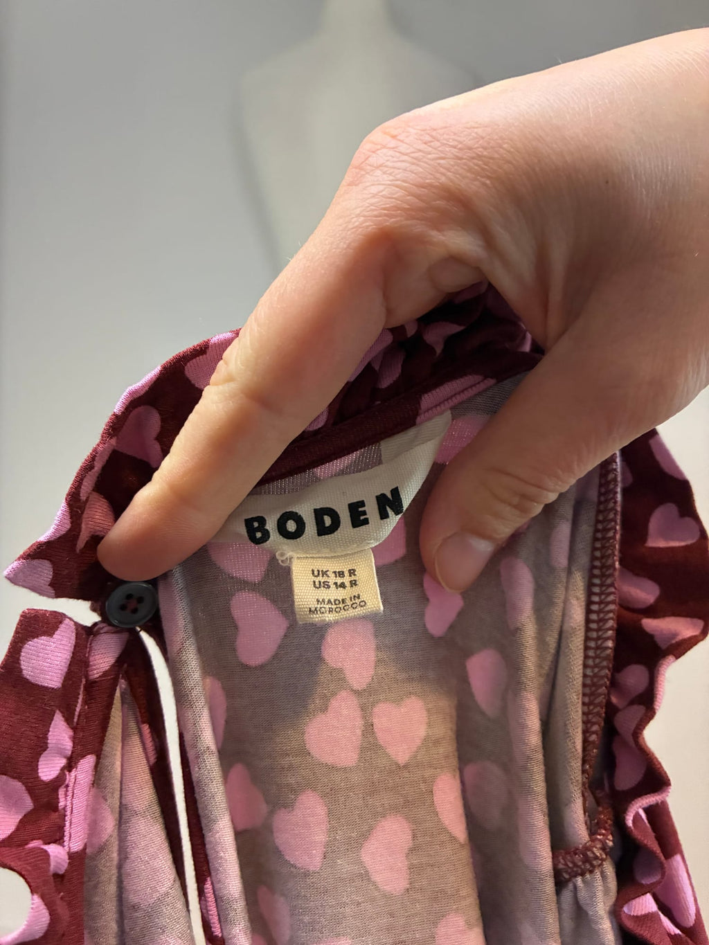Boden Maxikleid, Größe 44, Bordeaux mit rosa Herzchen-Print, Markenetikett
