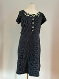 Blutsgeschwister Kleid Größe 2XL in Schwarz mit Punkten und floralen Details