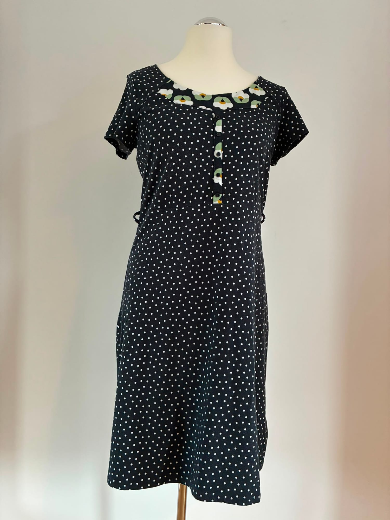 Blutsgeschwister Kleid Größe 2XL in Schwarz mit Punkten und floralen Details
