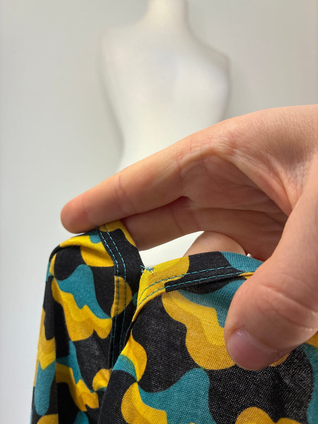 Blutsgeschwister Jerseykleid, Größe L, Schwarz mit Senfgelb und Türkis, Detailaufnahme der Gebrauchsspur