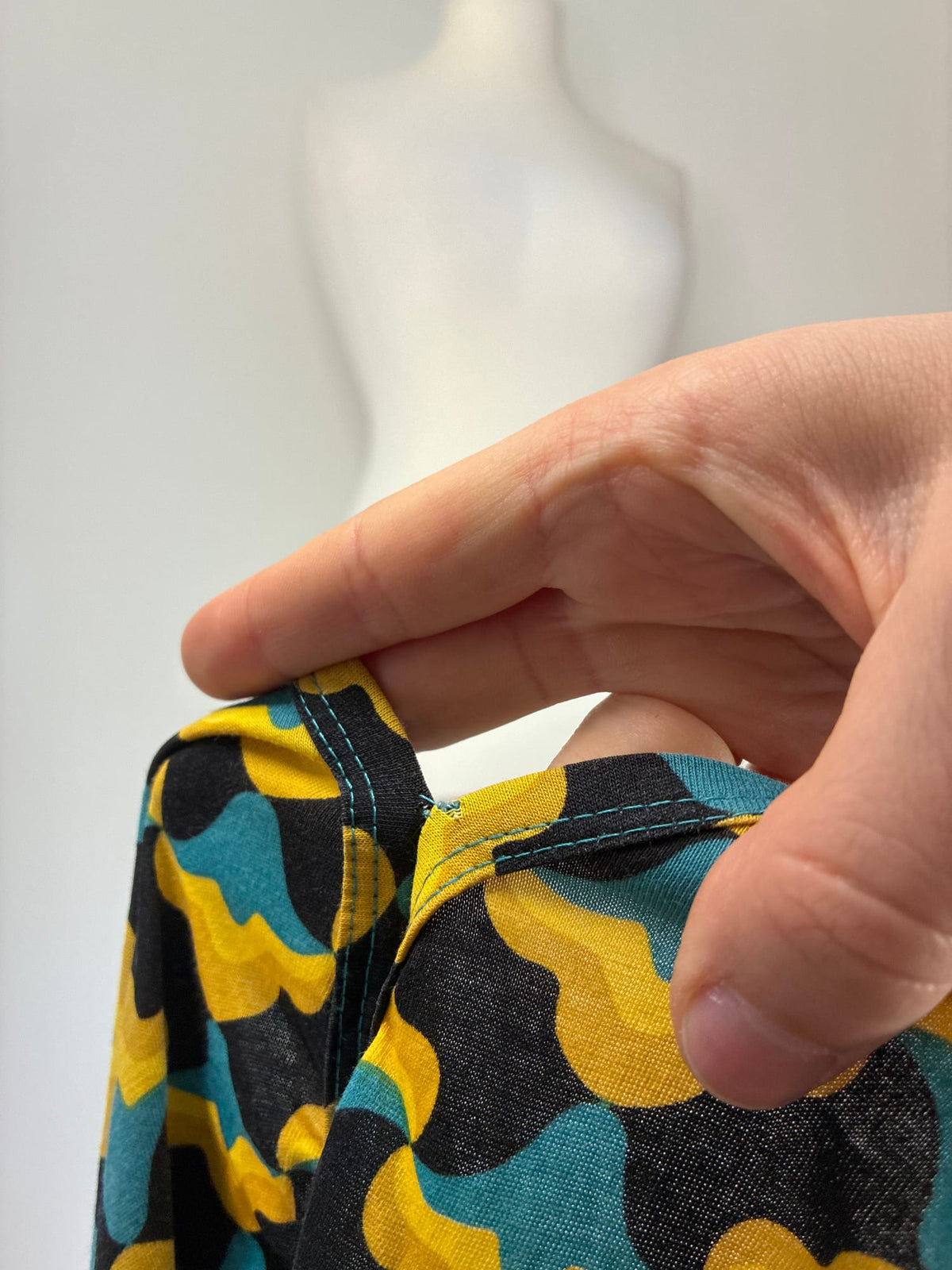 Blutsgeschwister Jerseykleid, Größe L, Schwarz mit Senfgelb und Türkis, Detailaufnahme der Gebrauchsspur