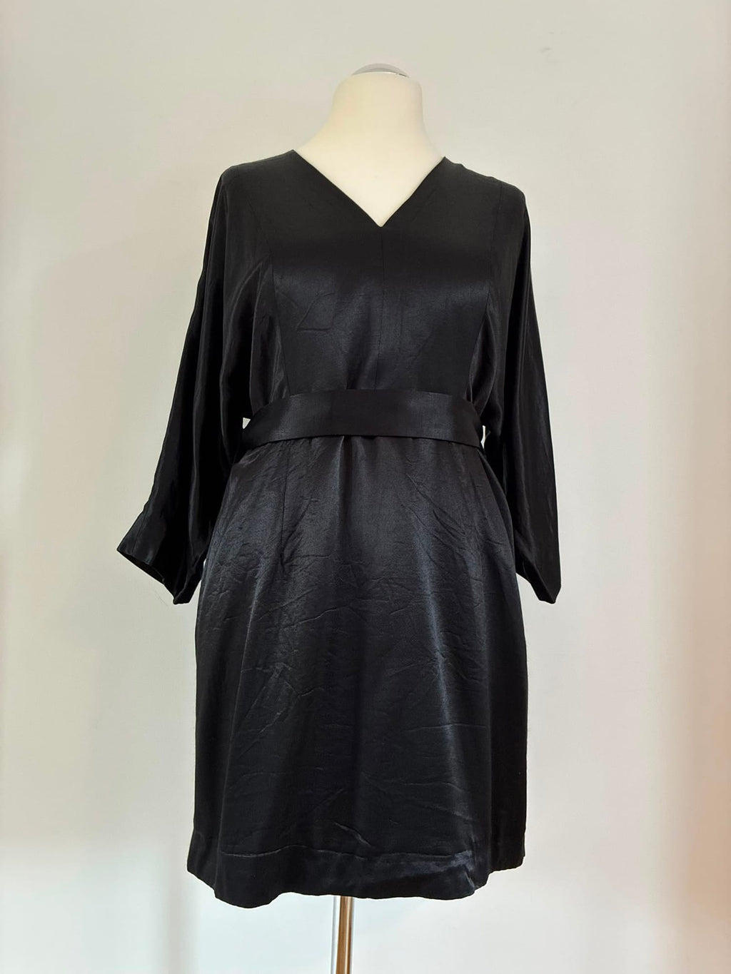 Elegantes IVY & OAK Kleid Größe 44 in Schwarz mit Gürtel