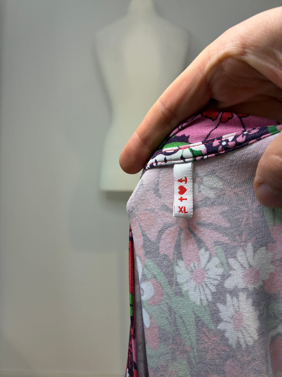 Blutsgeschwister Kleid, Größe XL, Rot-Pink mit buntem Blumenmuster, Größenetikett