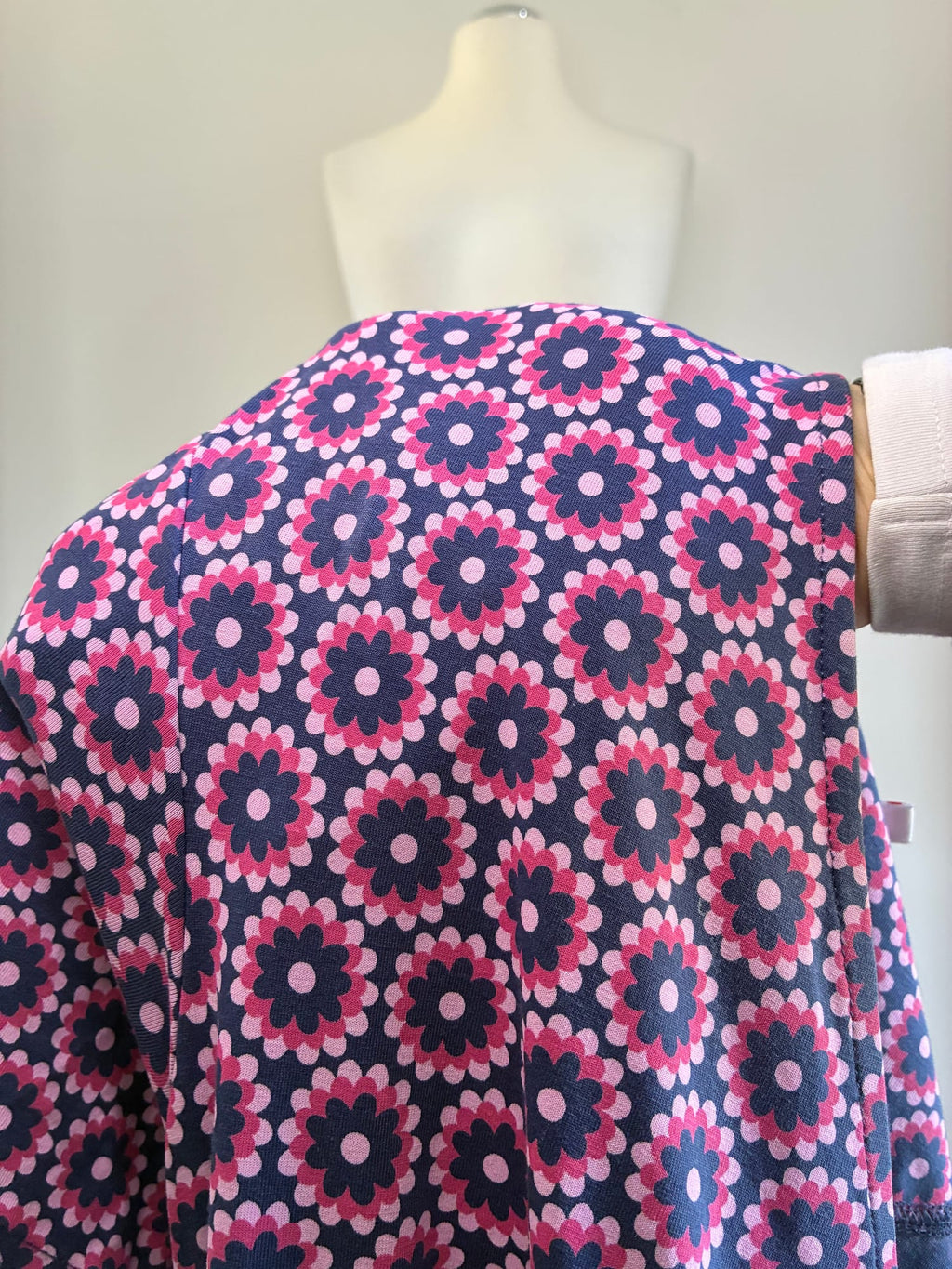 Blutsgeschwister Sommerkleid, Größe 2XL, Dunkelblau mit pinkfarbenem Blumenmuster, Detailaufnahme